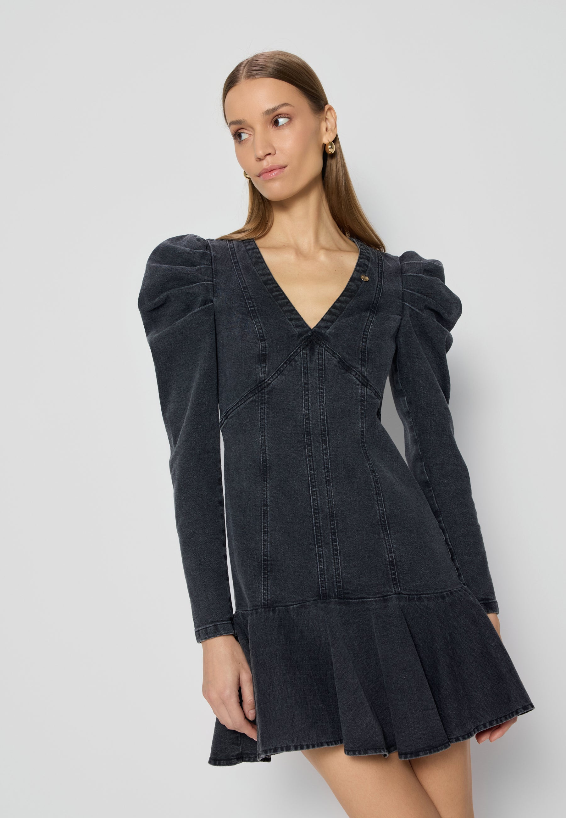 Czarna sukienka jeansowa ADEMY