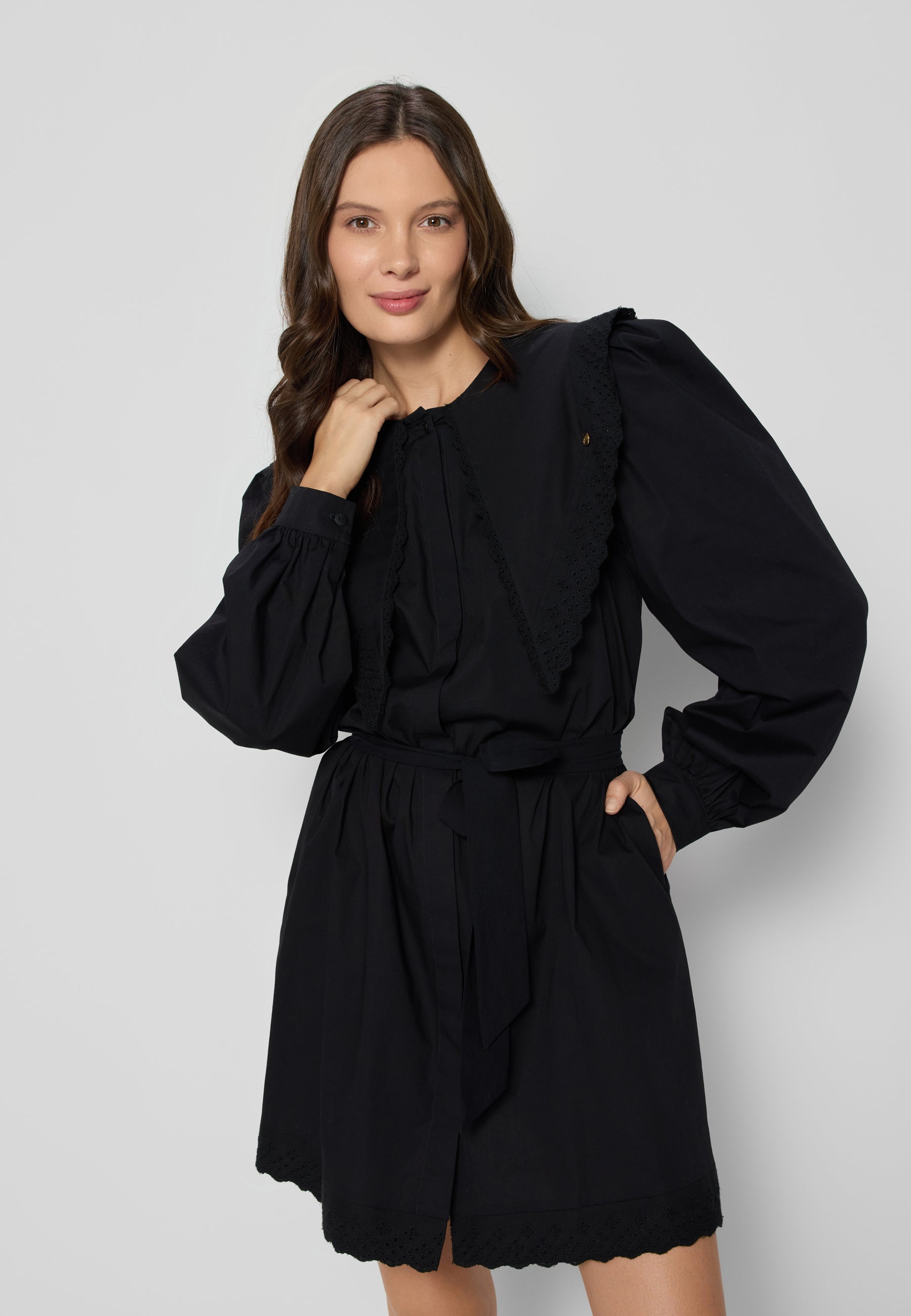 Sukienka z ozdobnym kołnierzem TARQUA