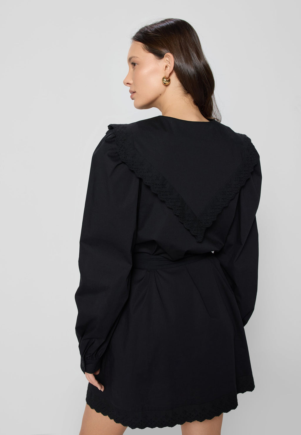 Sukienka z ozdobnym kołnierzem TARQUA