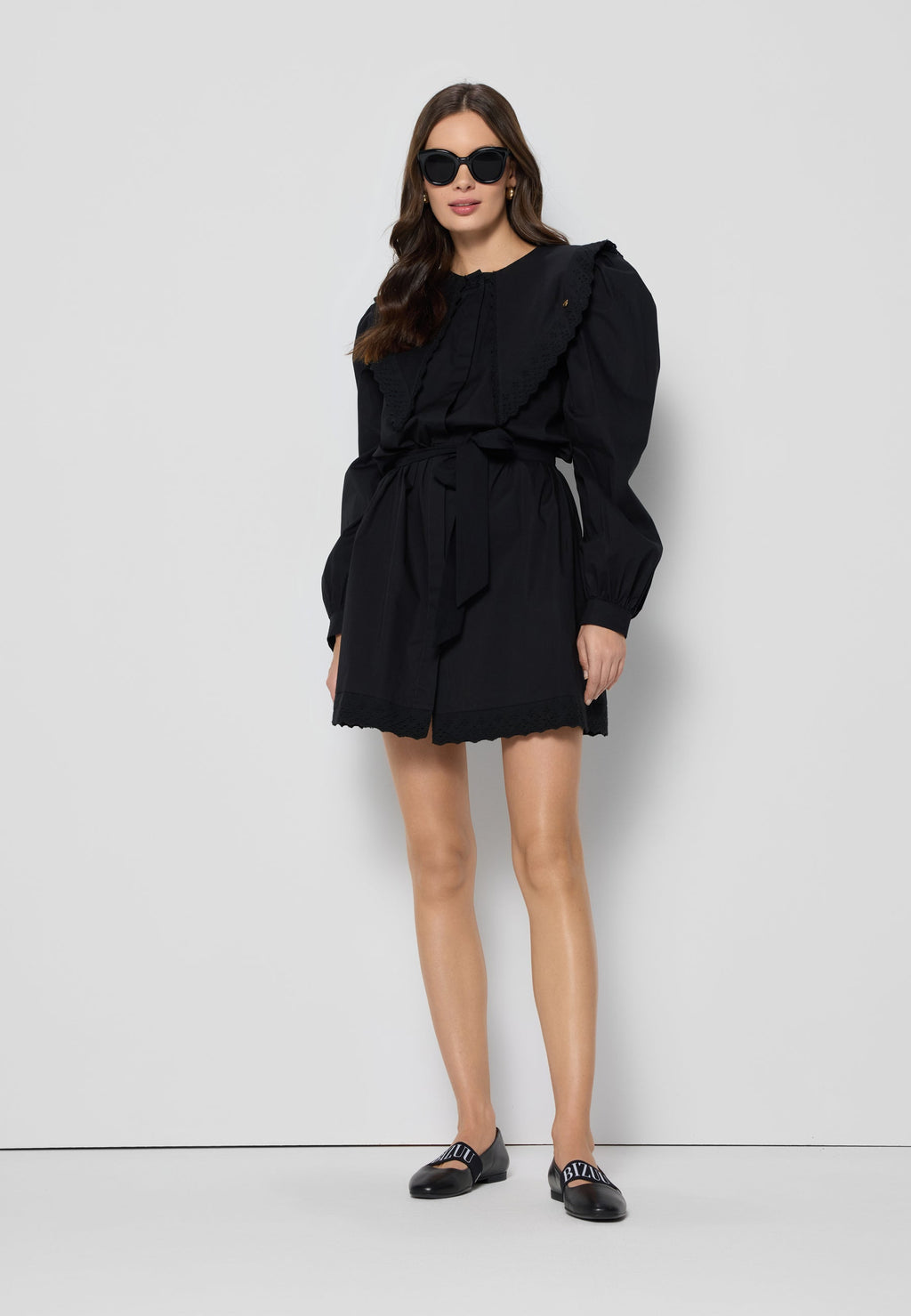 Sukienka z ozdobnym kołnierzem TARQUA