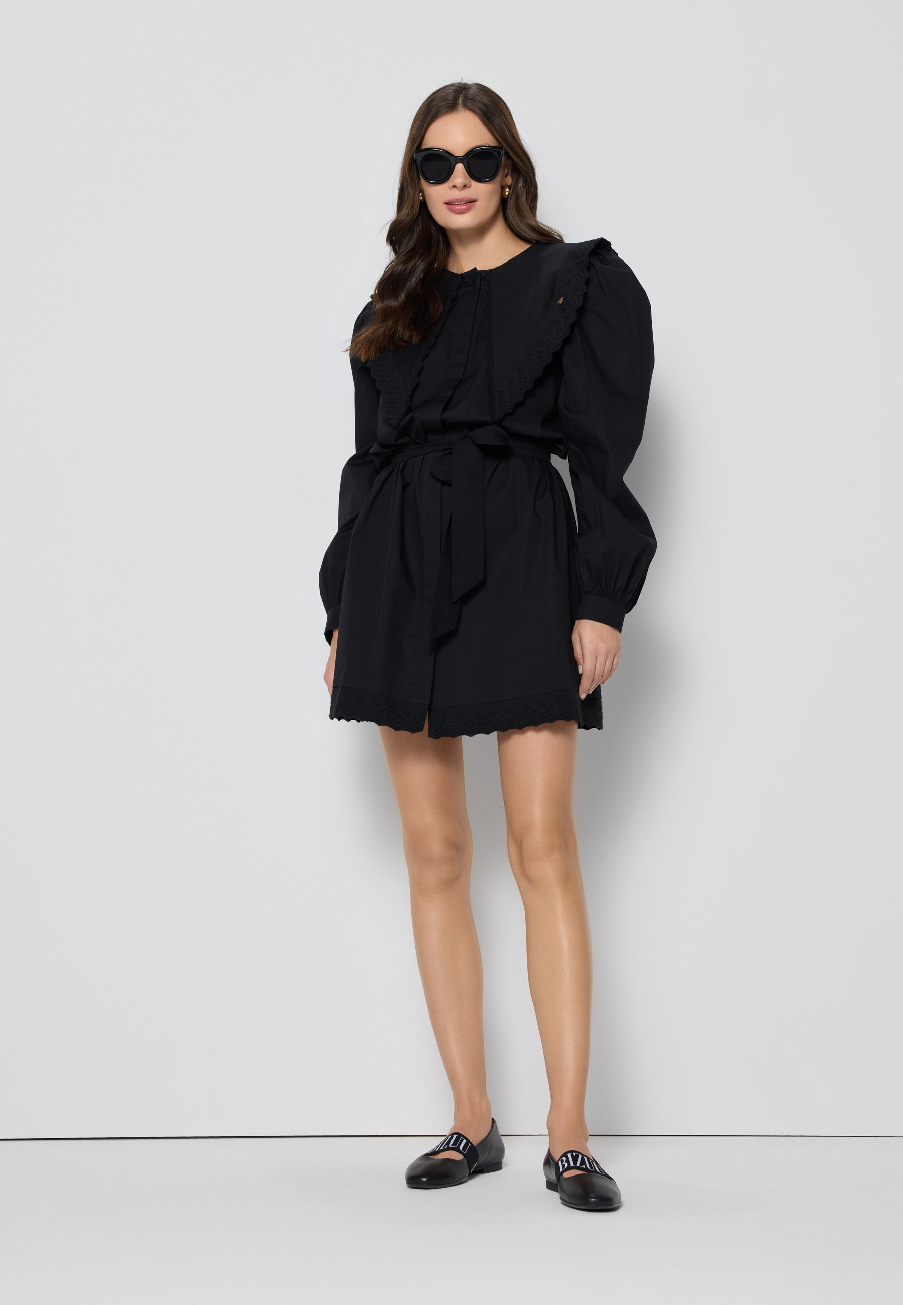 Sukienka z ozdobnym kołnierzem TARQUA