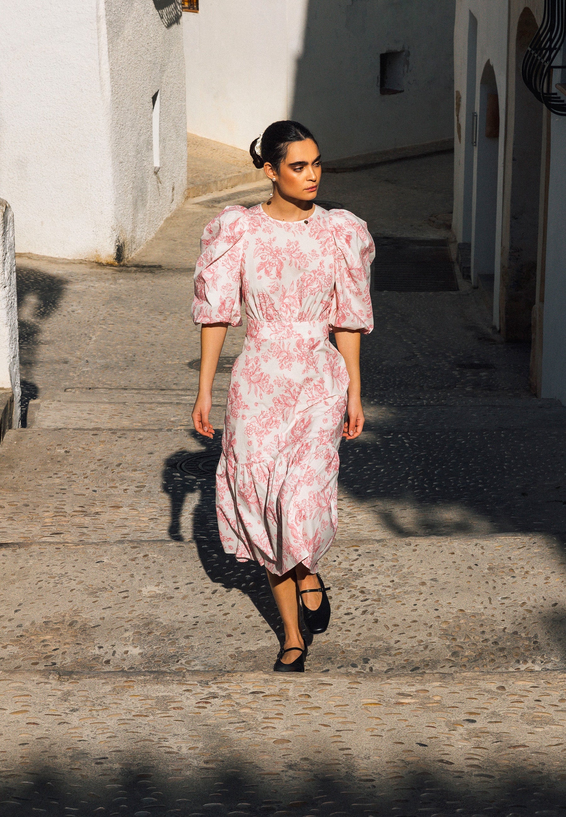 Midi sukienka w kwiaty MOSELLE różowa