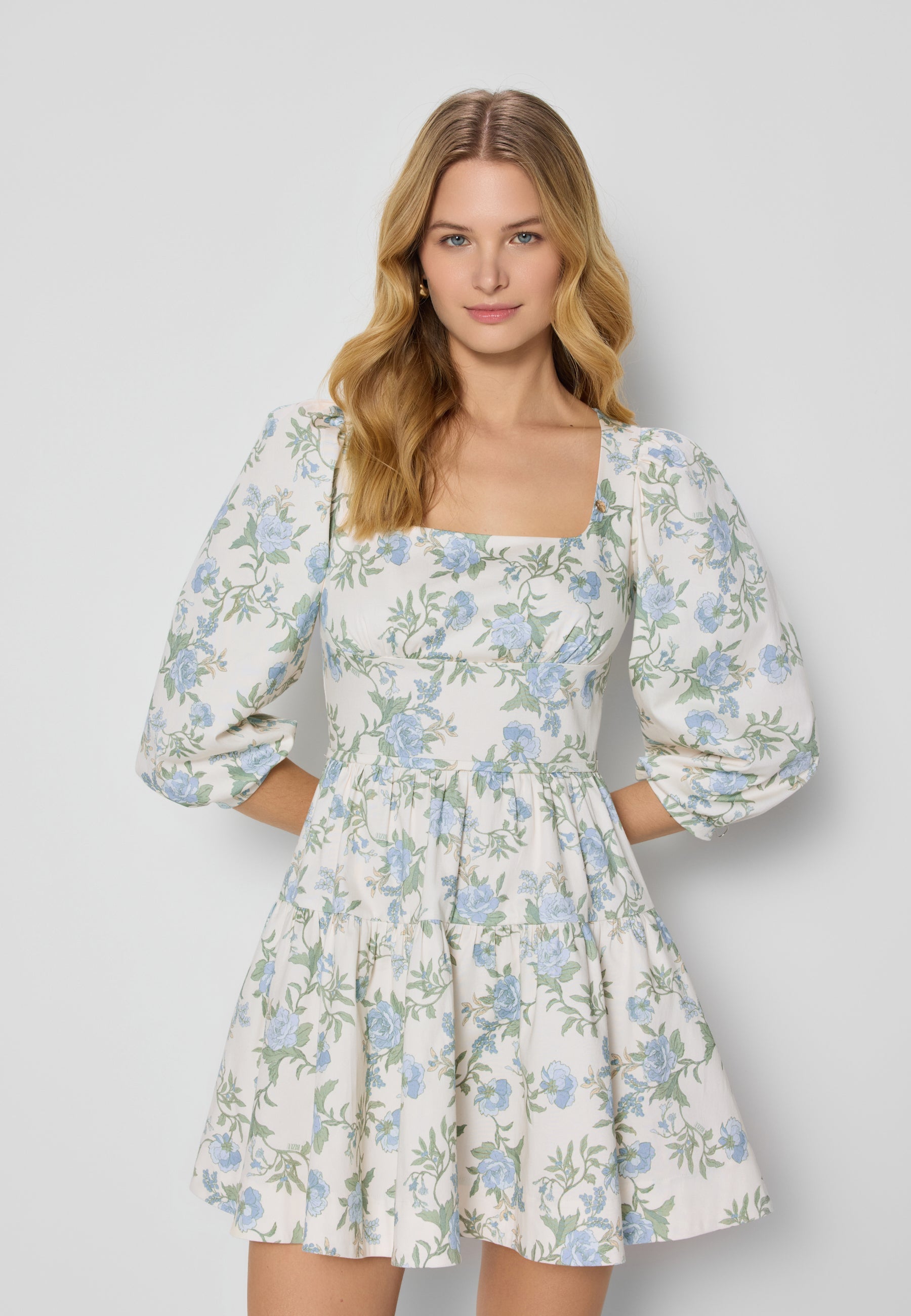 Kremowa sukienka mini z kwiatowym printem CHARELLA