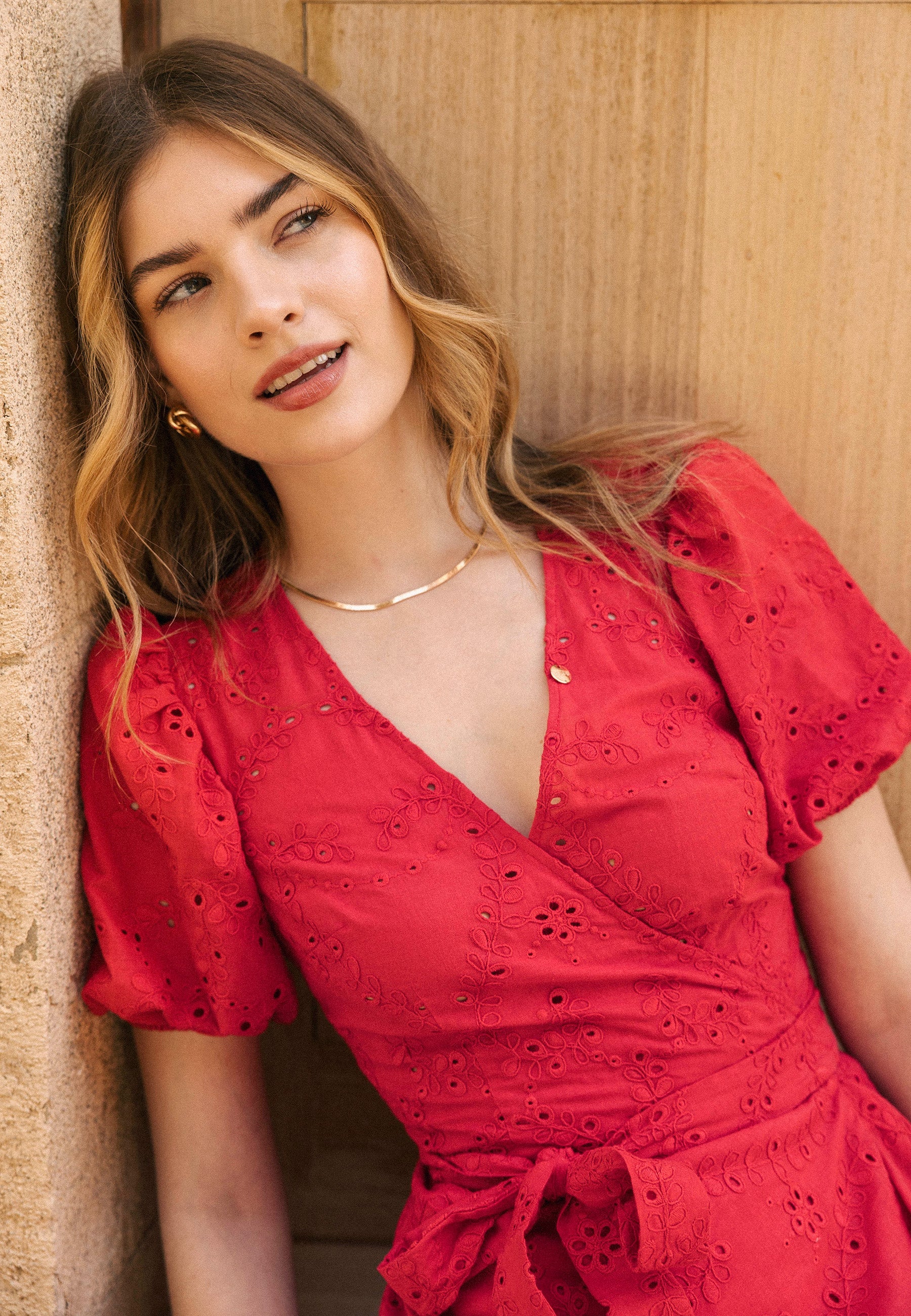 Czerwona sukienka wiązana w pasie MONARDA