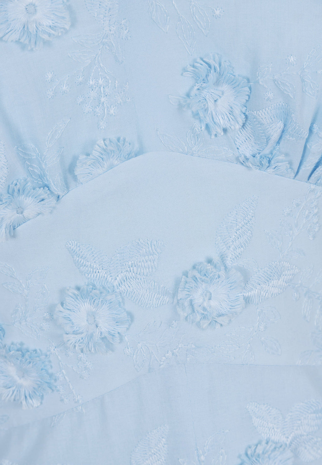 Błękitna sukienka midi z kwiatowym haftem FELICITE