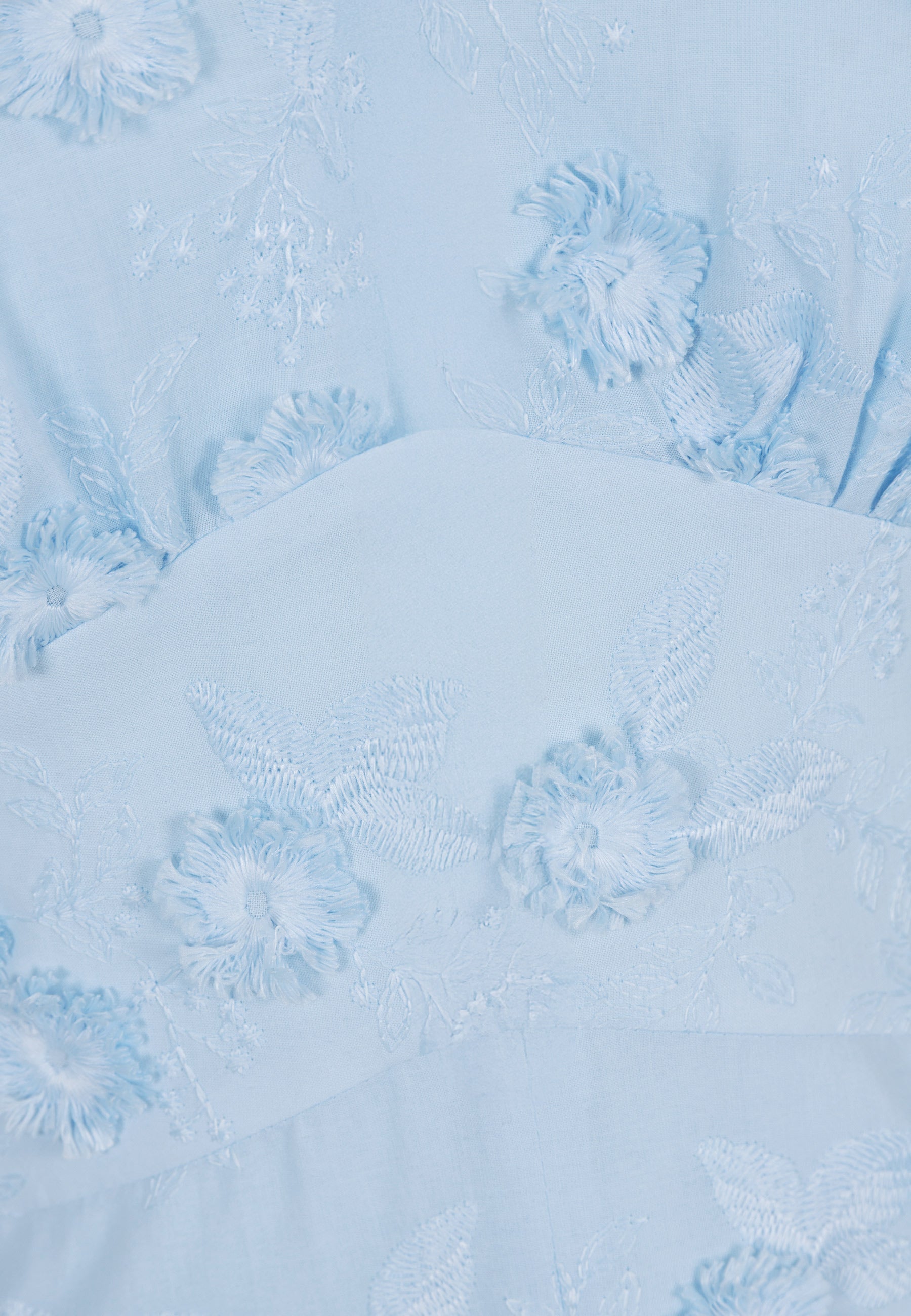 Błękitna sukienka midi z kwiatowym haftem FELICITE