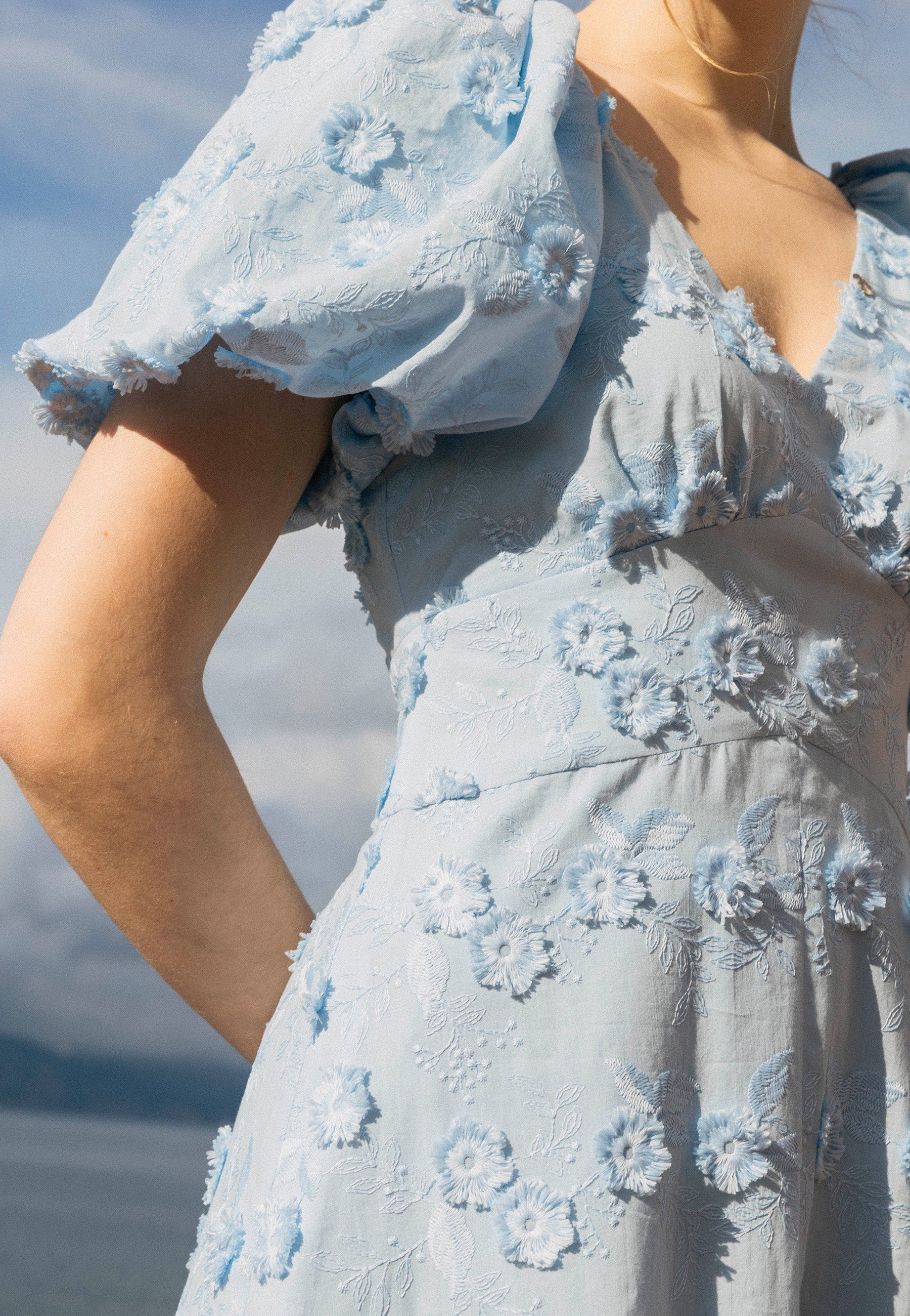 Błękitna sukienka midi z kwiatowym haftem FELICITE