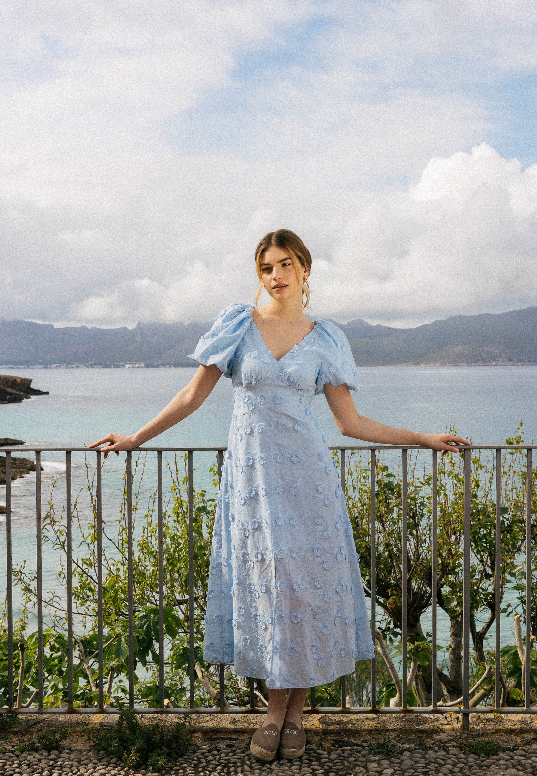 Błękitna sukienka midi z kwiatowym haftem FELICITE