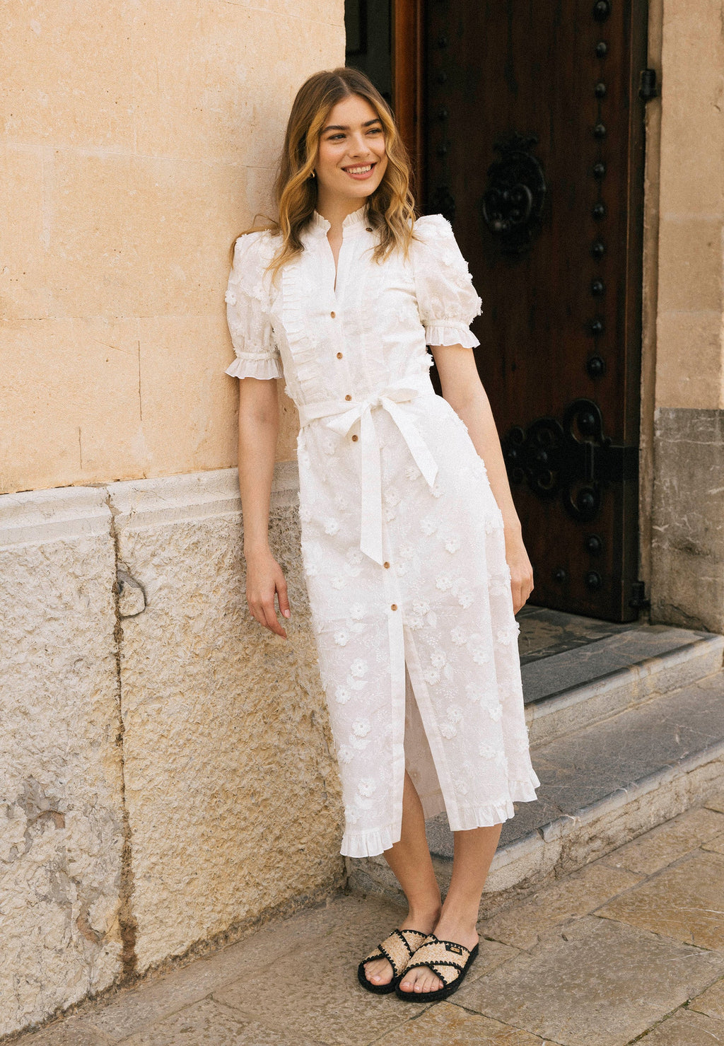 Biała sukienka midi z ozdobnymi kwiatkami NATTA