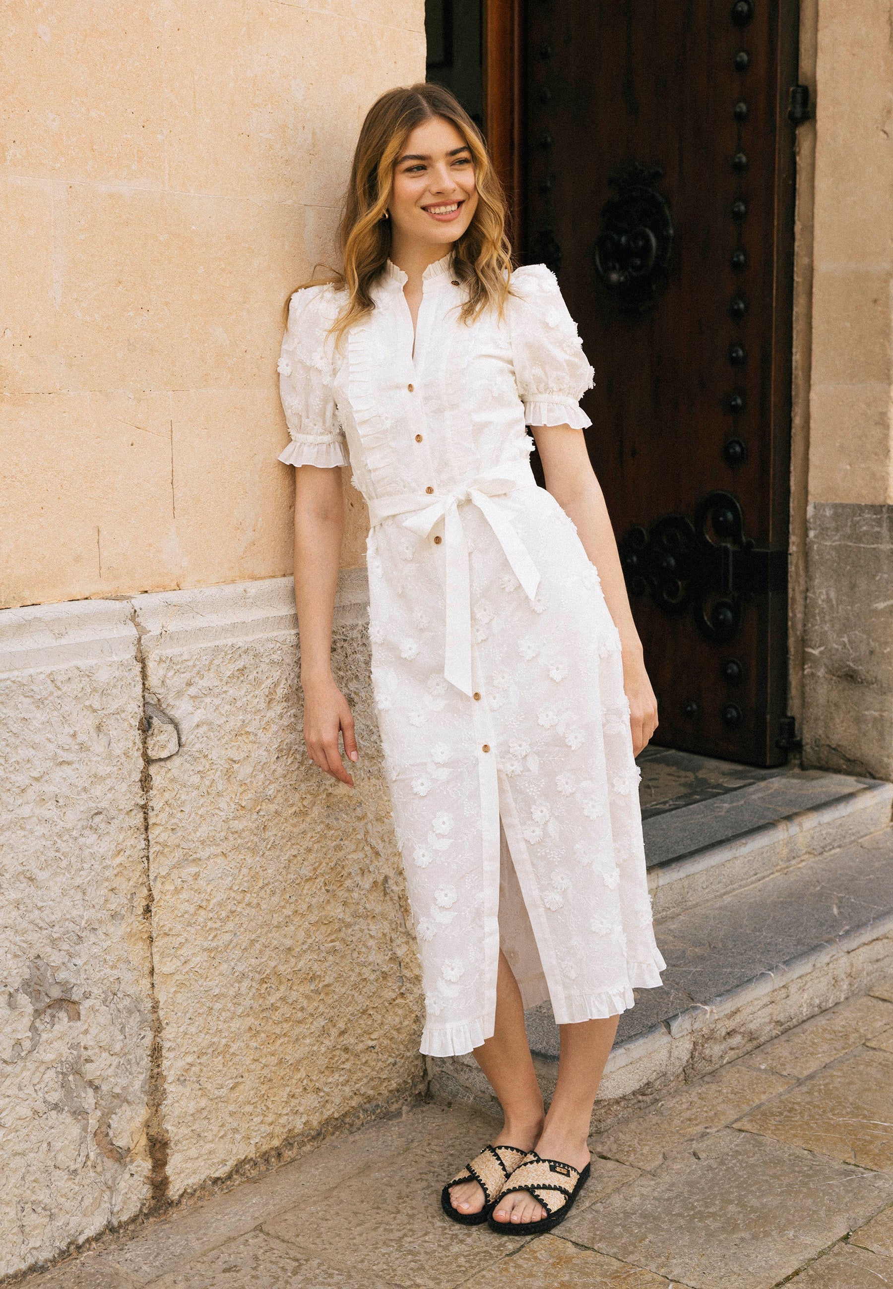 Biała sukienka midi z ozdobnymi kwiatkami NATTA