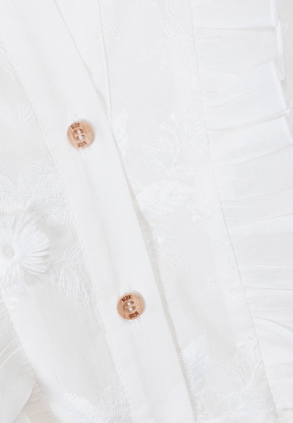 Biała sukienka midi z ozdobnymi kwiatkami NATTA