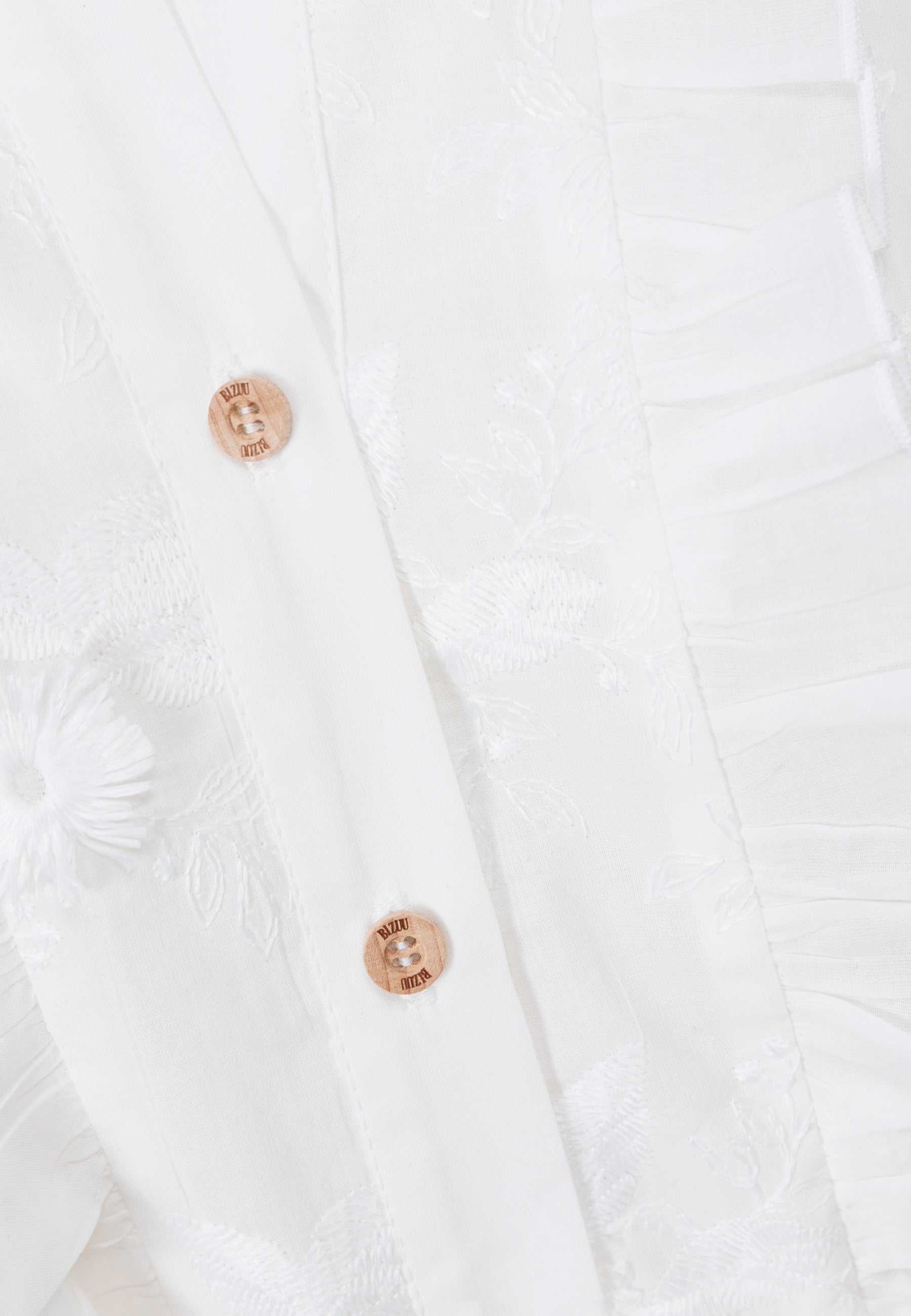 Biała sukienka midi z ozdobnymi kwiatkami NATTA