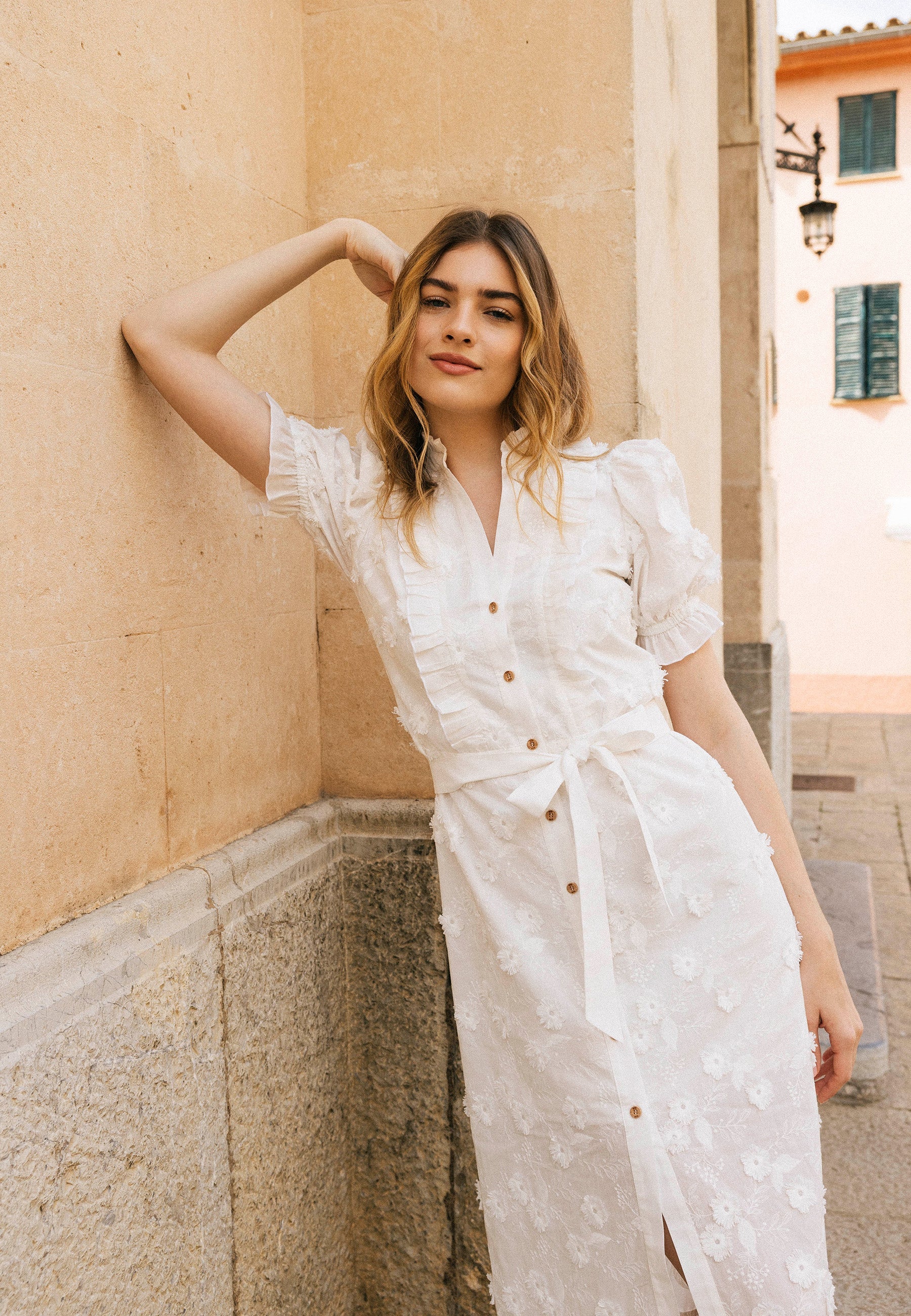 Biała sukienka midi z ozdobnymi kwiatkami NATTA