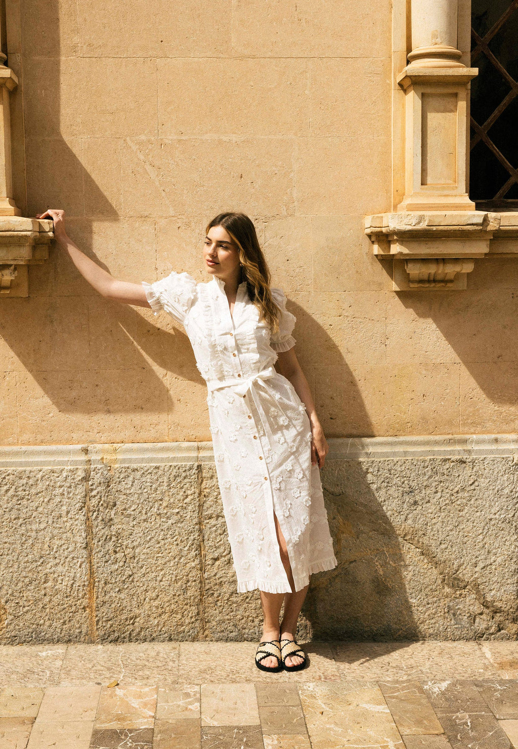 Biała sukienka midi z ozdobnymi kwiatkami NATTA