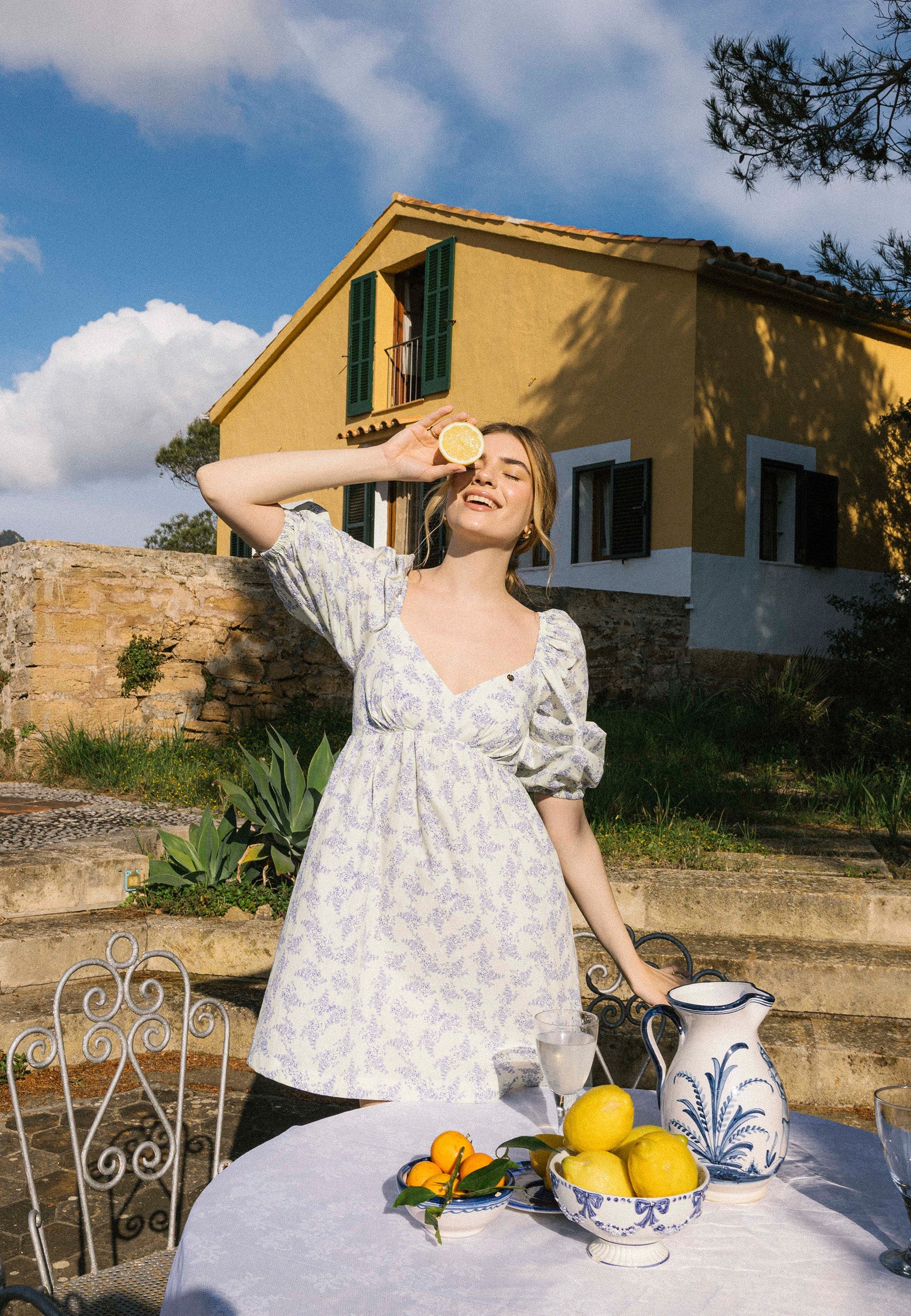 Kremowa sukienka mini w autorski print ALMAR