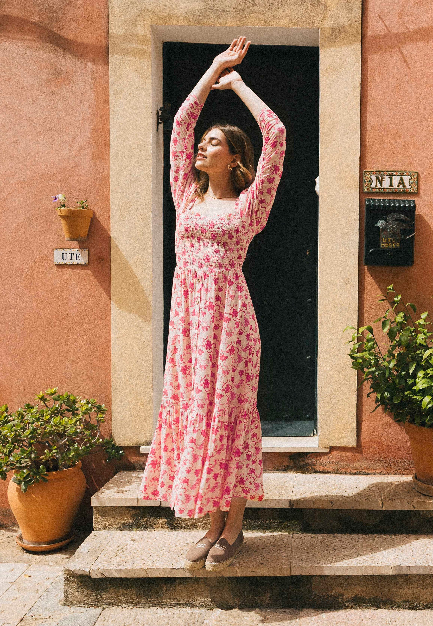 Czerwona sukienka midi w autorski print PATRYA