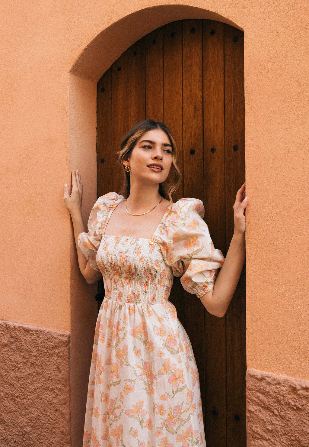 Midi sukienka w kwiatowy print LUMIA multikolor