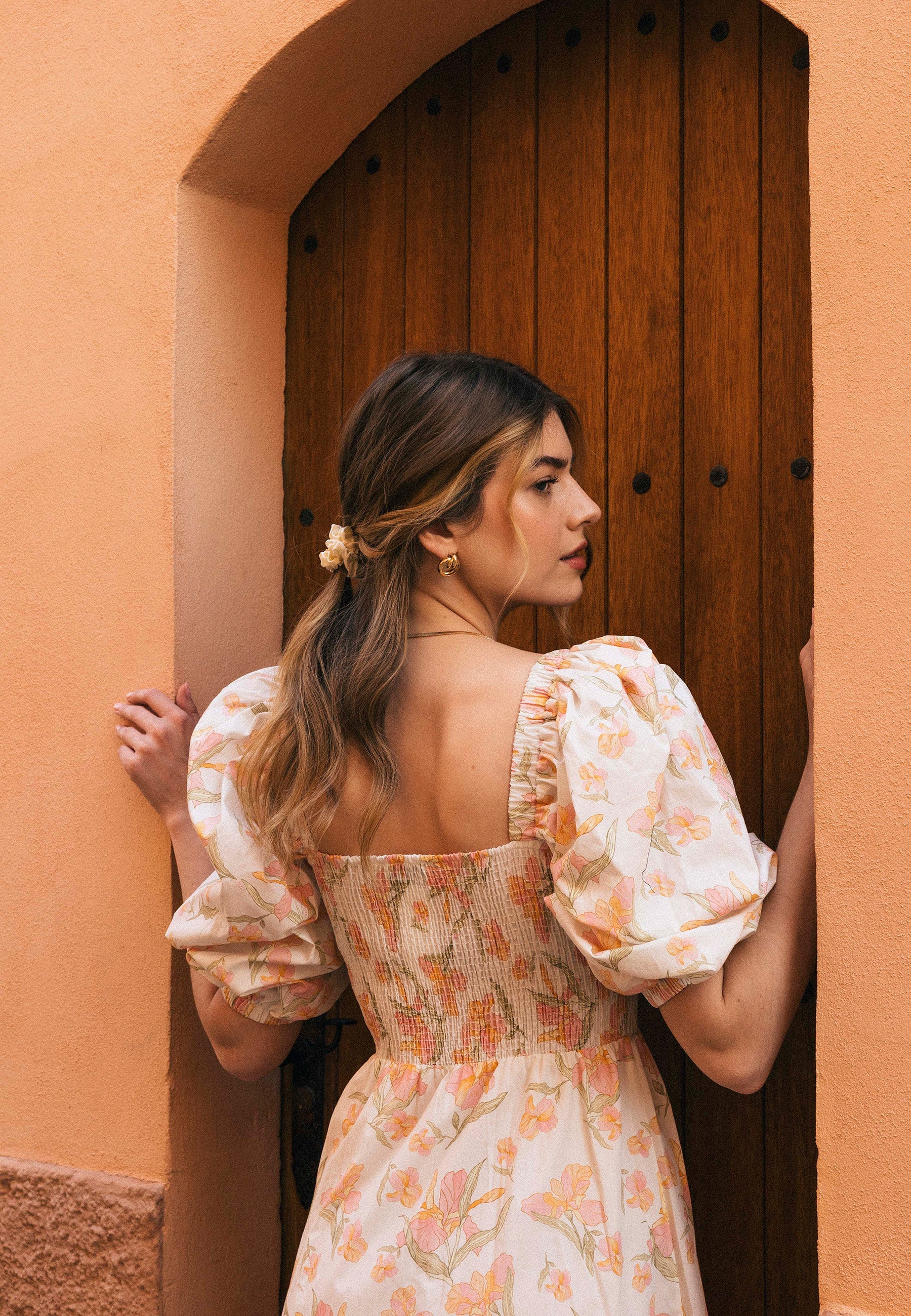 Midi sukienka w kwiatowy print LUMIA multikolor