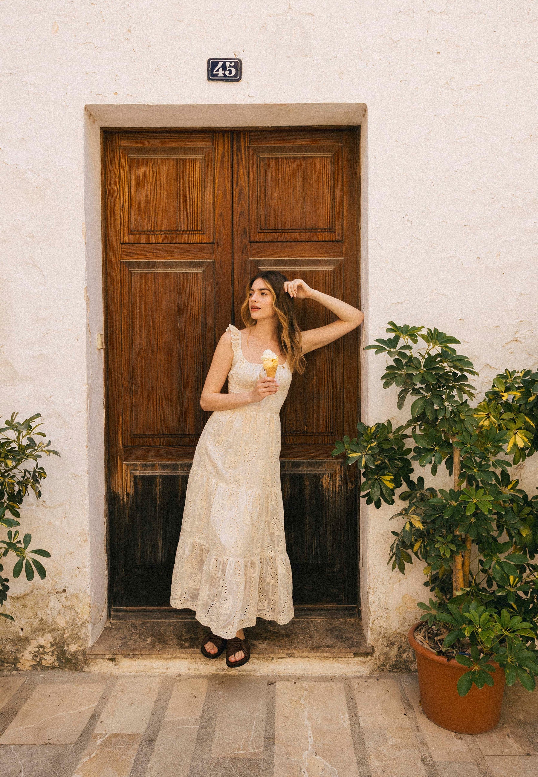 Kremowa sukienka z wiązaniem w dekolcie ROCHELLE