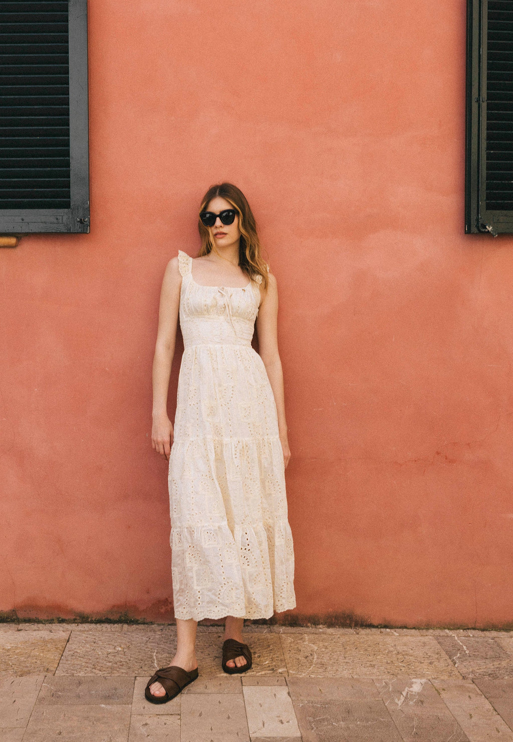 Kremowa sukienka z wiązaniem w dekolcie ROCHELLE