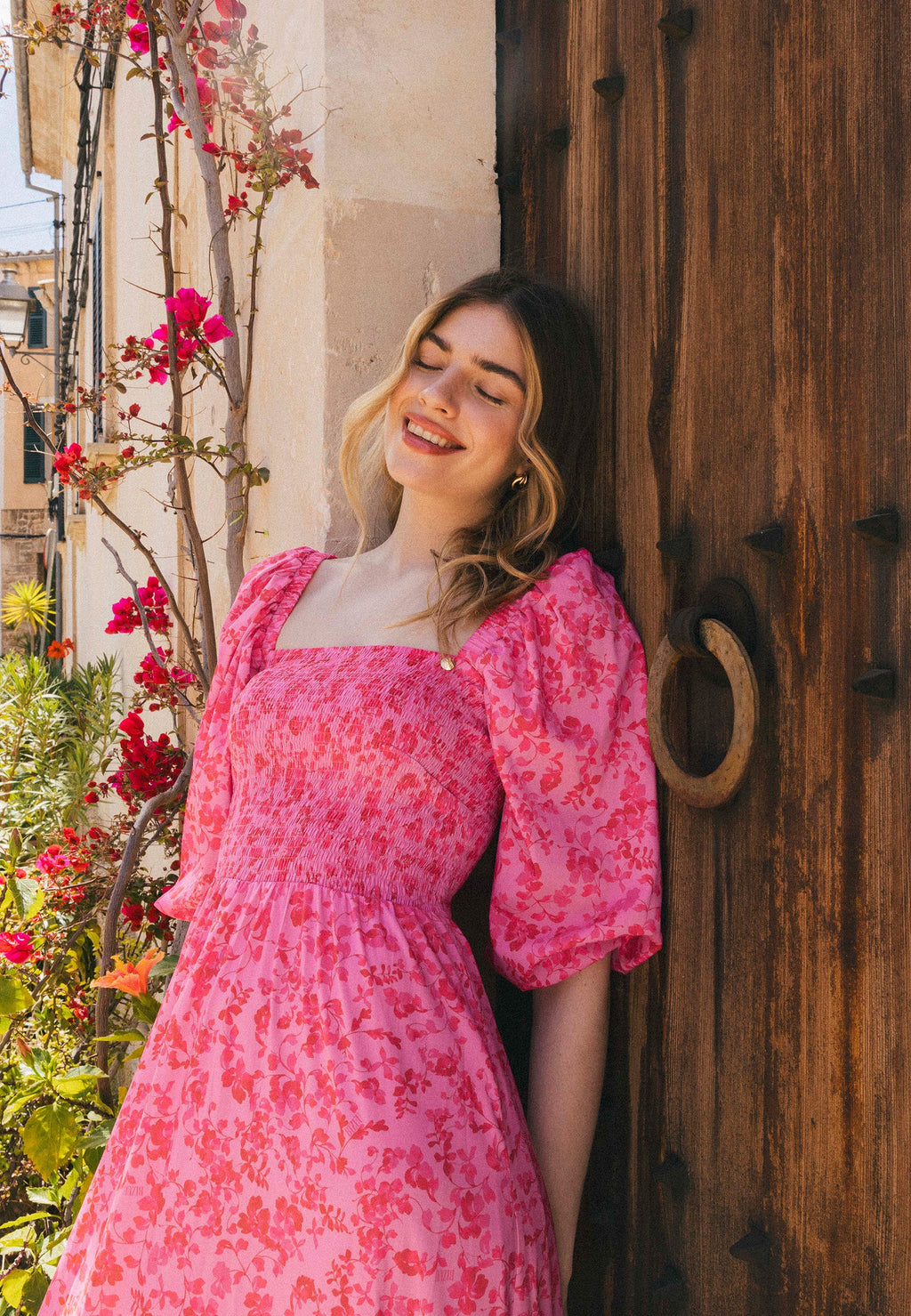 Różowa sukienka midi z autorskim printem LUMIA