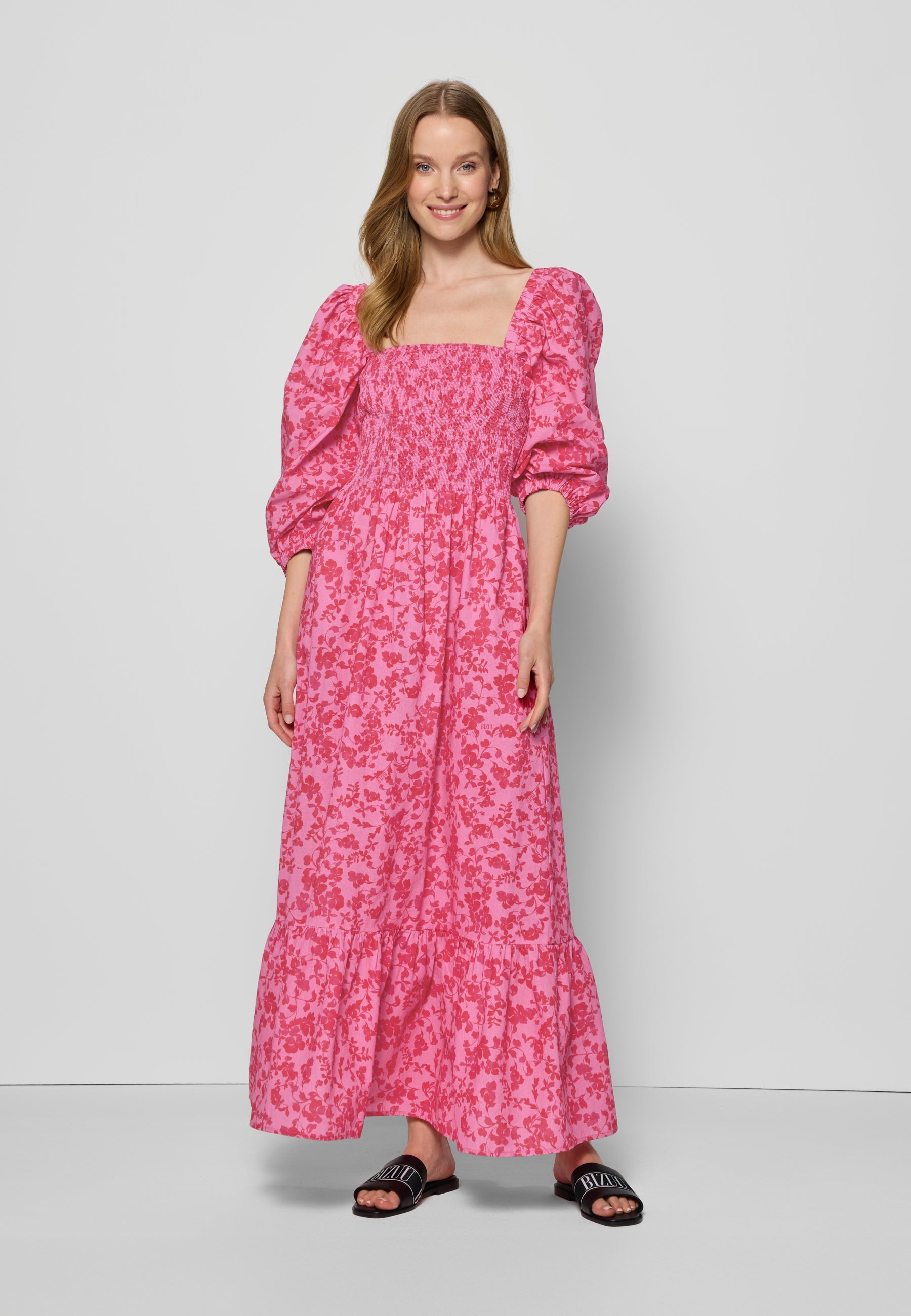 Różowa sukienka midi z autorskim printem LUMIA