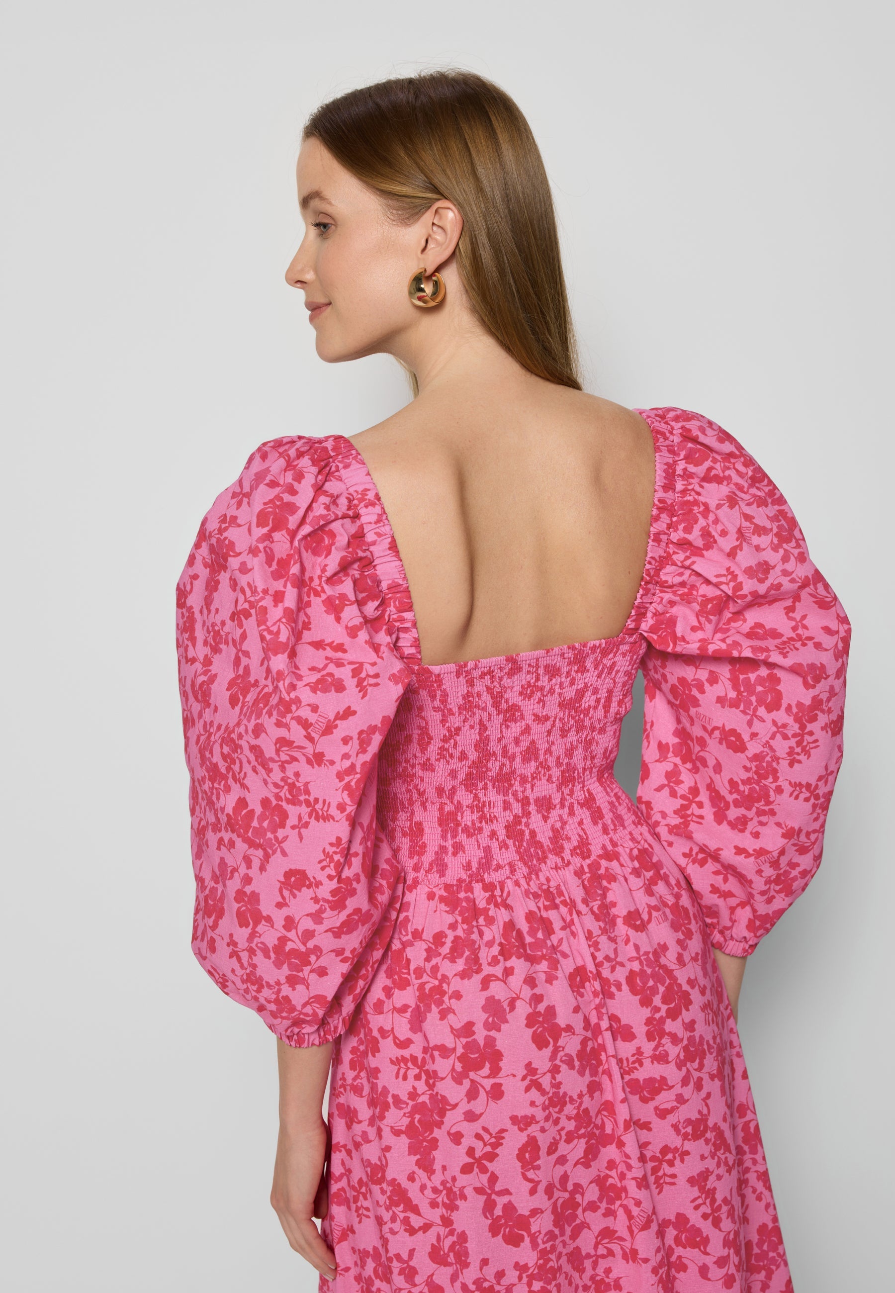 Różowa sukienka midi z autorskim printem LUMIA