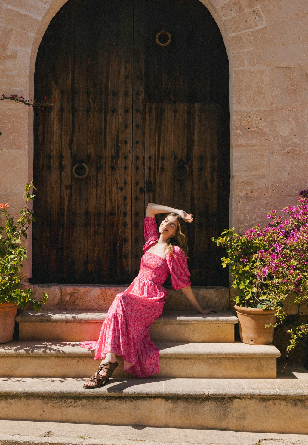 Różowa sukienka midi z autorskim printem LUMIA