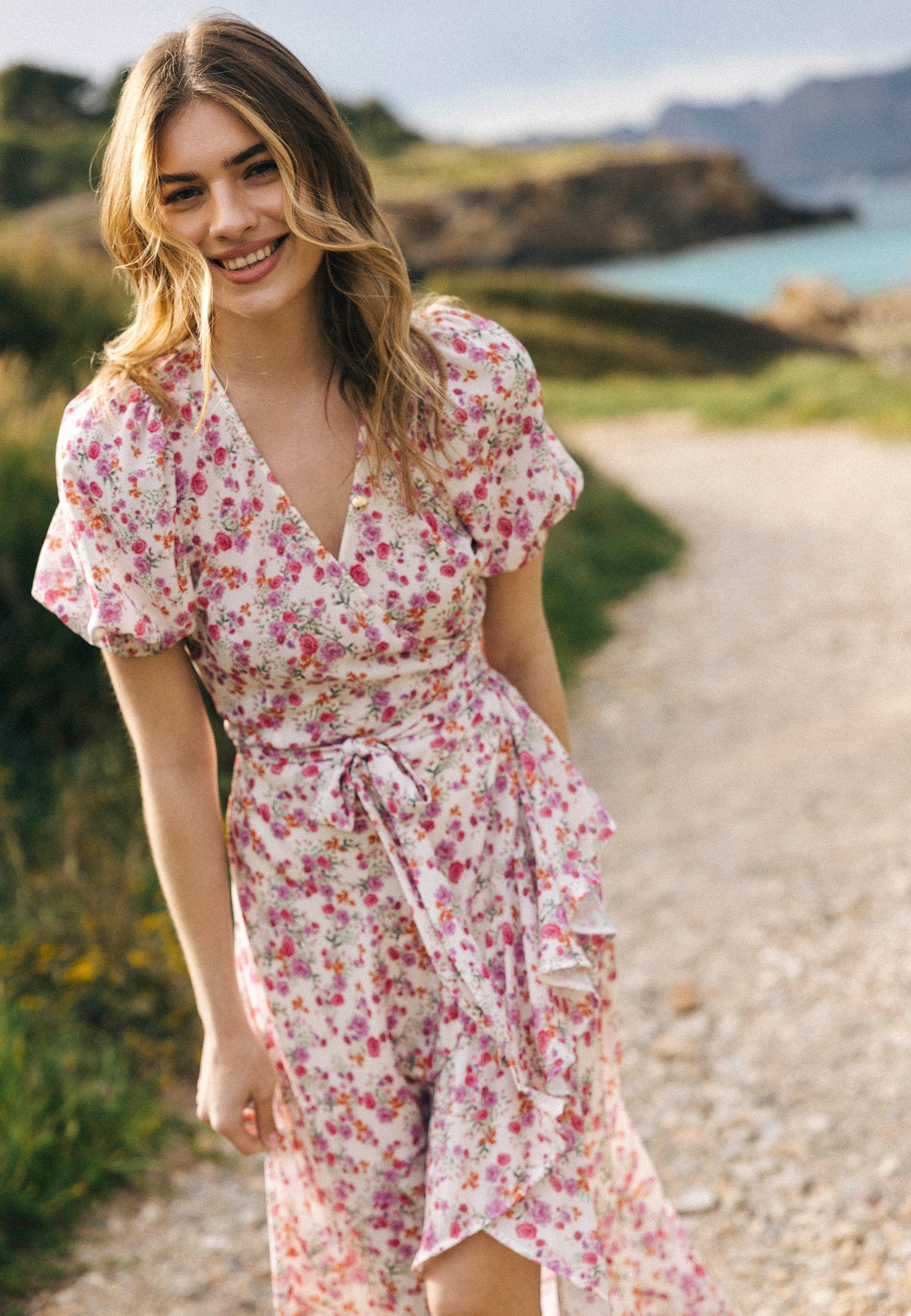 Kopertowa sukienka z ozdobną falbanką ISLAY multikolor