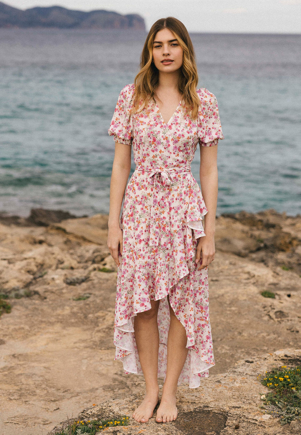 Kopertowa sukienka z ozdobną falbanką ISLAY multikolor