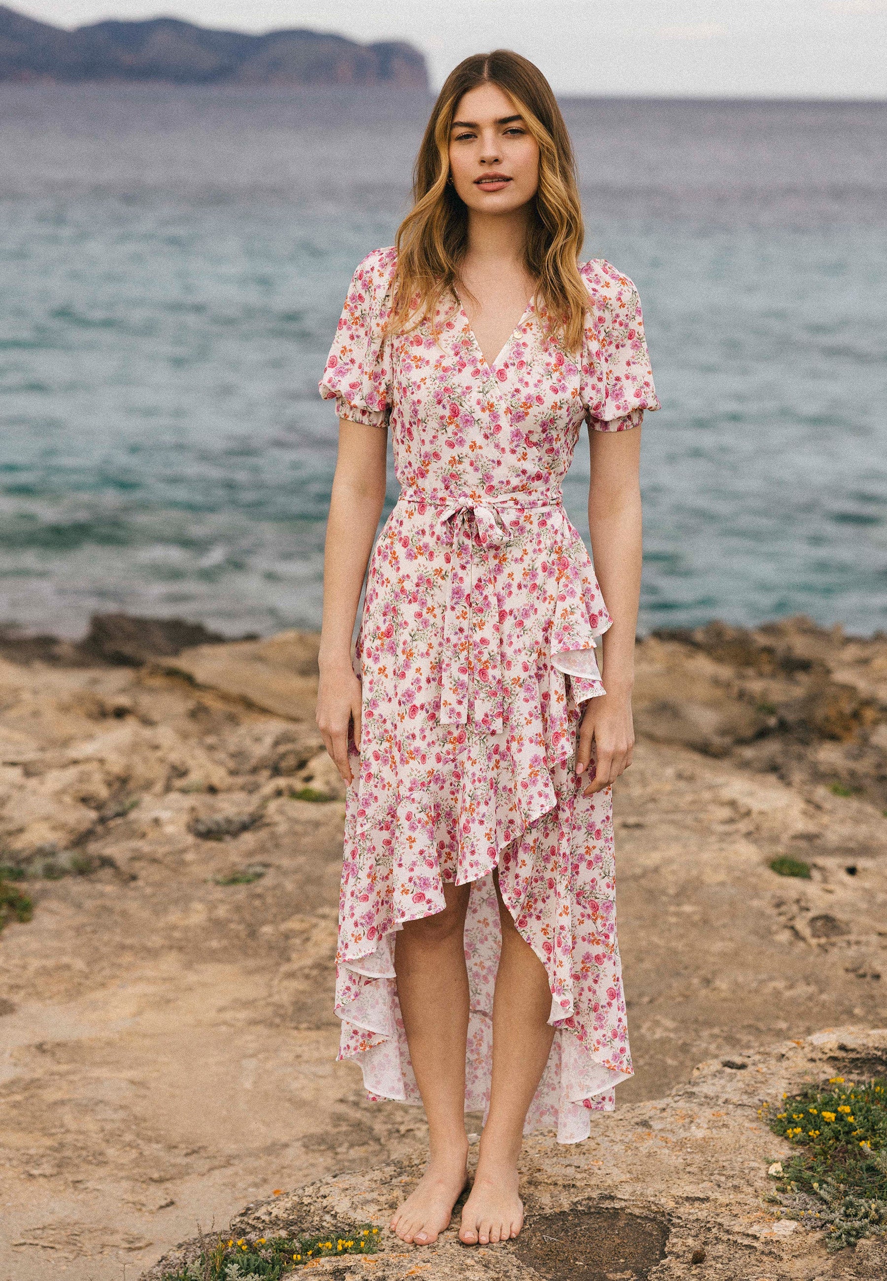 Kopertowa sukienka z ozdobną falbanką ISLAY multikolor