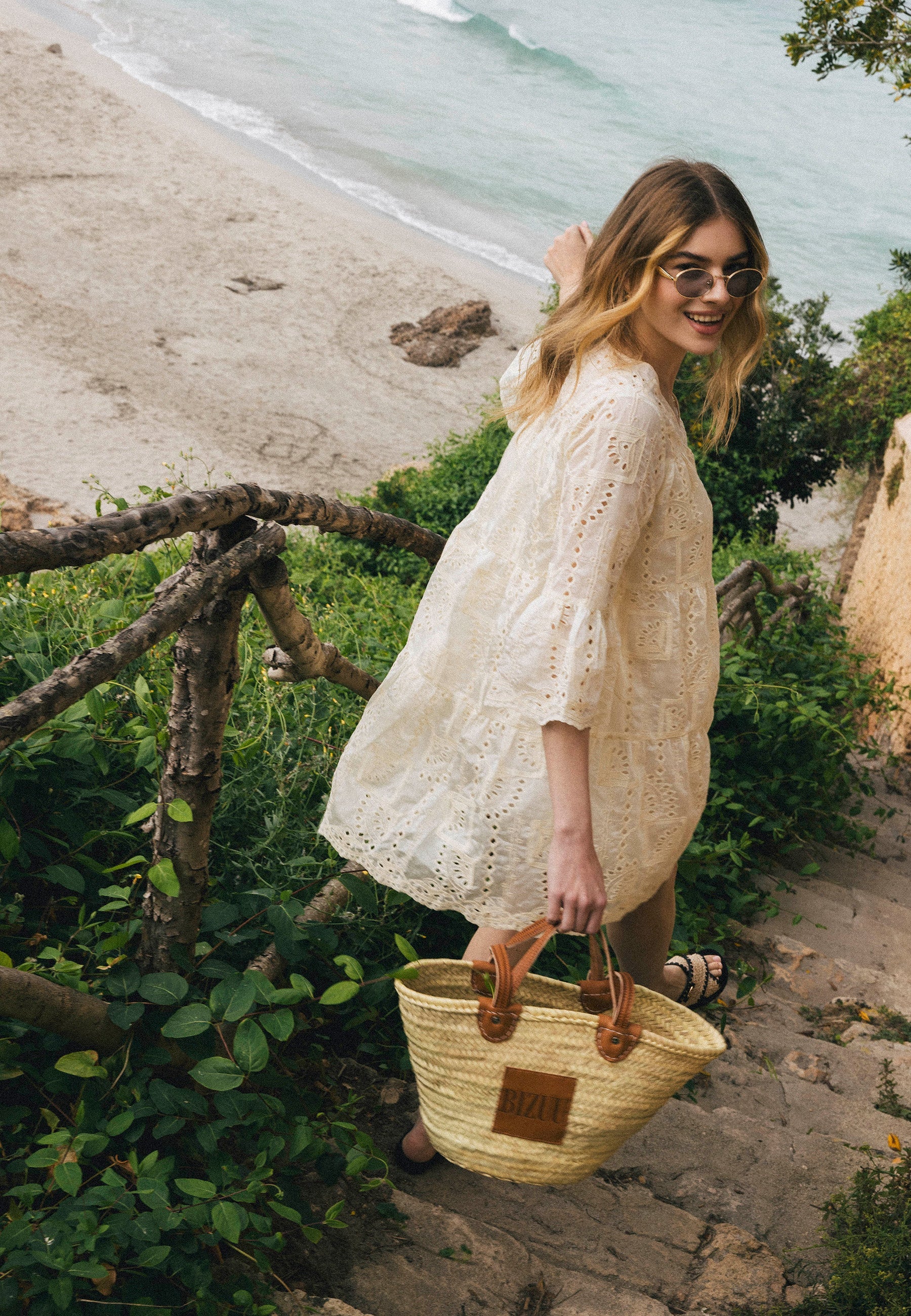 Kremowa sukienka mini z ozdobnym rękawem SANTIA