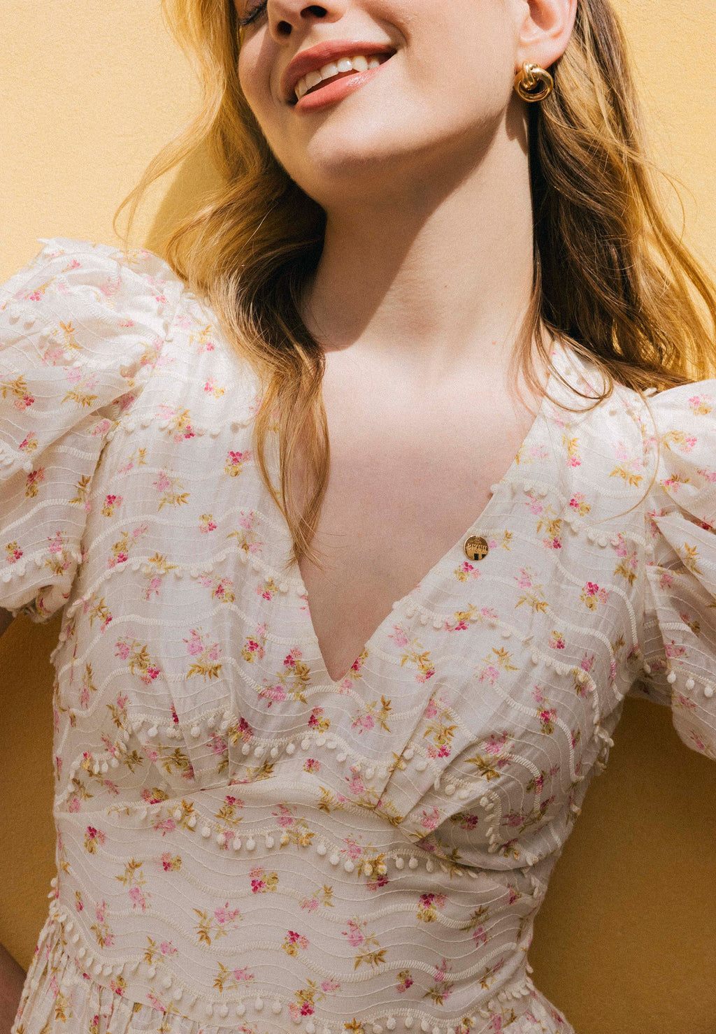 Kremowa sukienka maxi w autorski print FIFFI