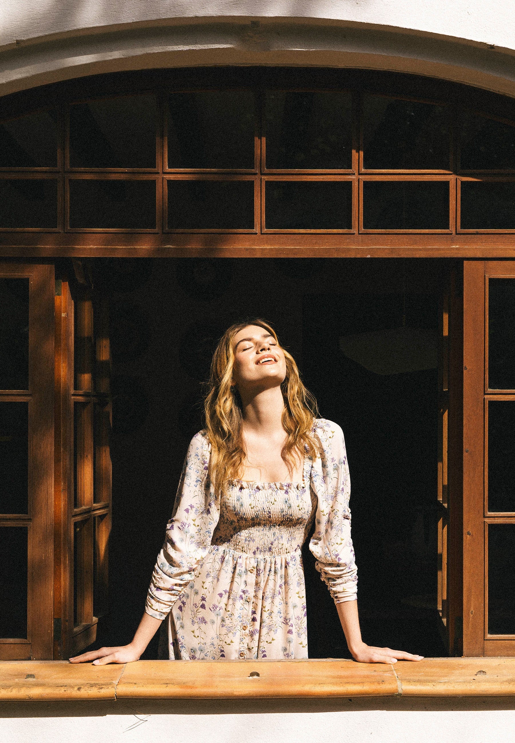 Kremowa sukienka midi w autorski print PATRYA