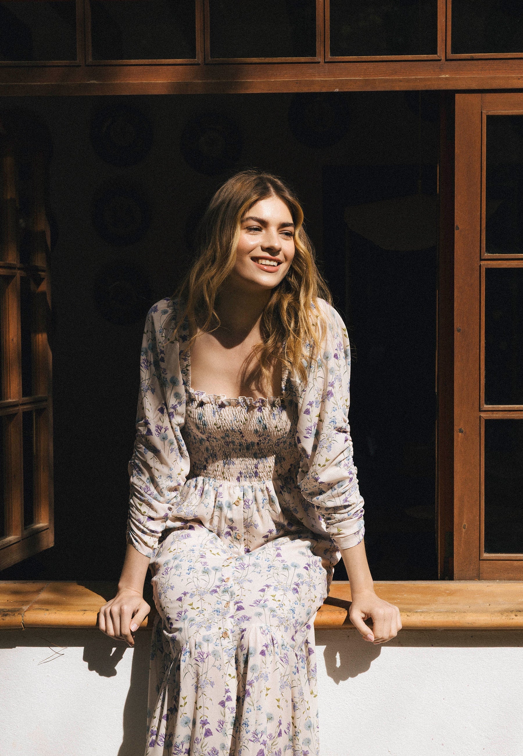 Kremowa sukienka midi w autorski print PATRYA