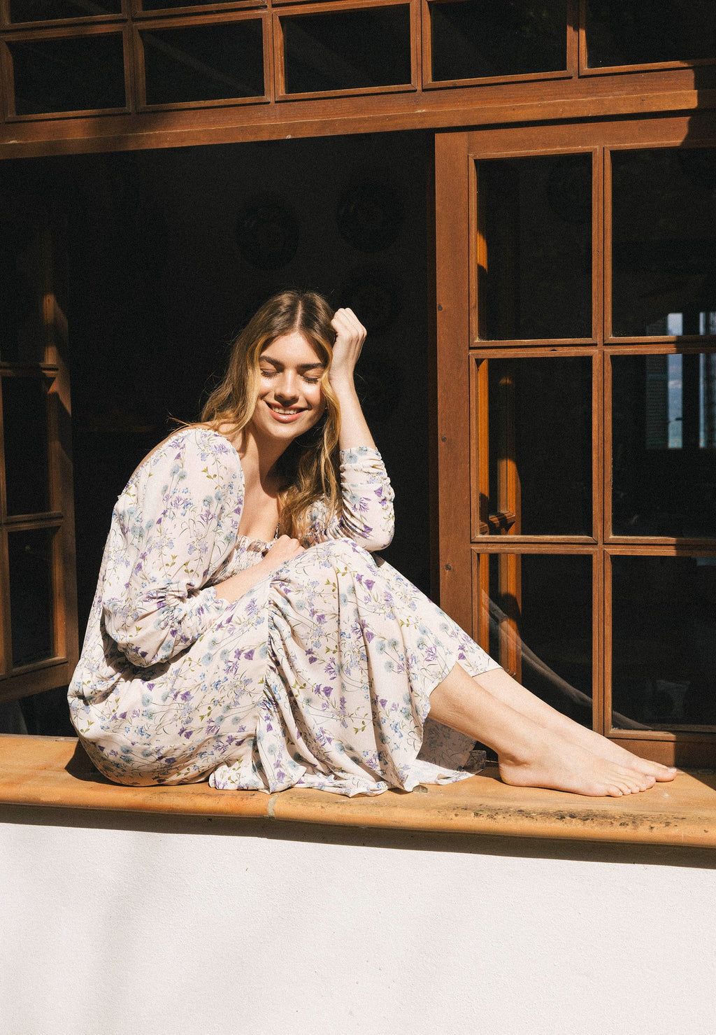 Kremowa sukienka midi w autorski print PATRYA