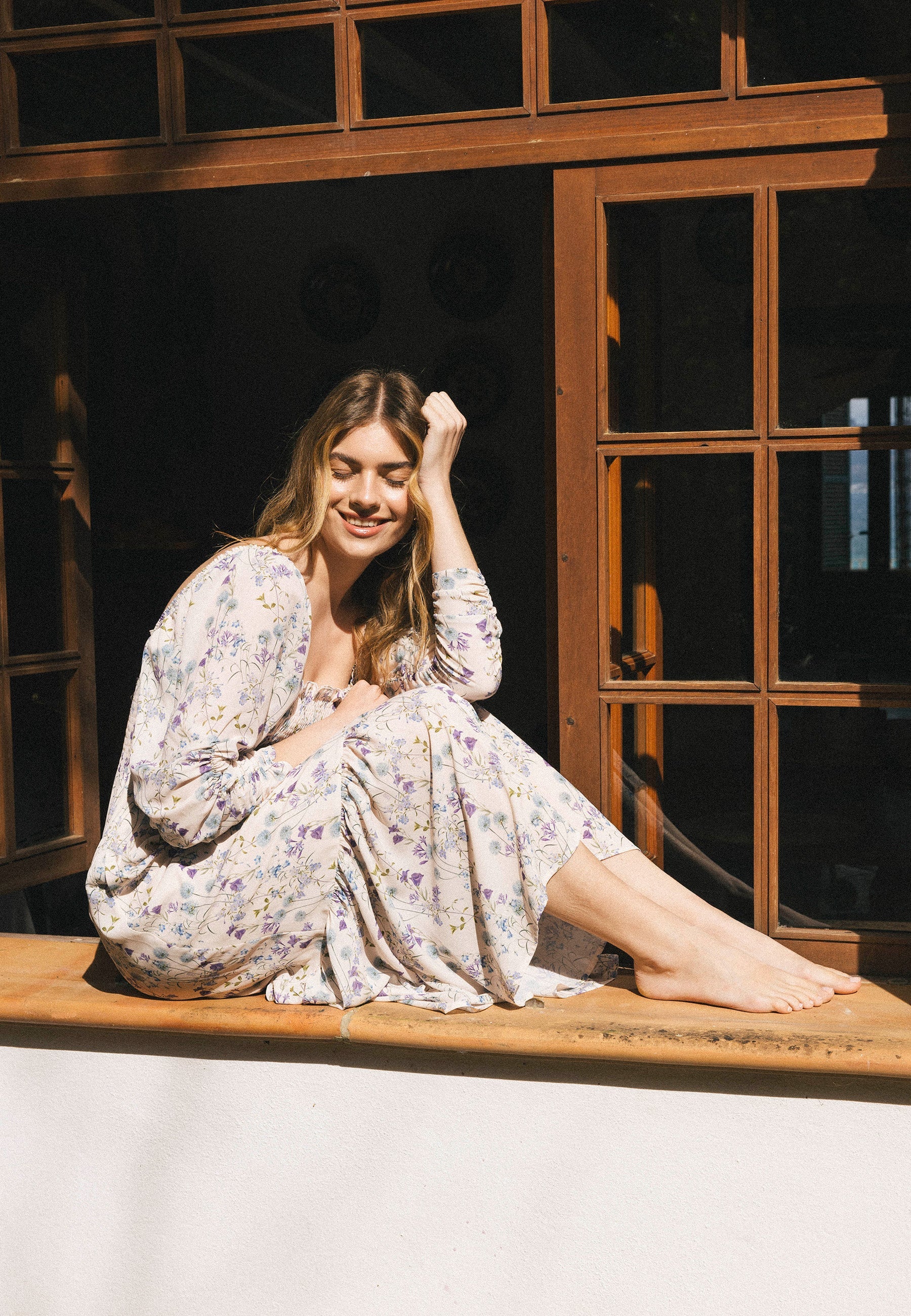 Kremowa sukienka midi w autorski print PATRYA