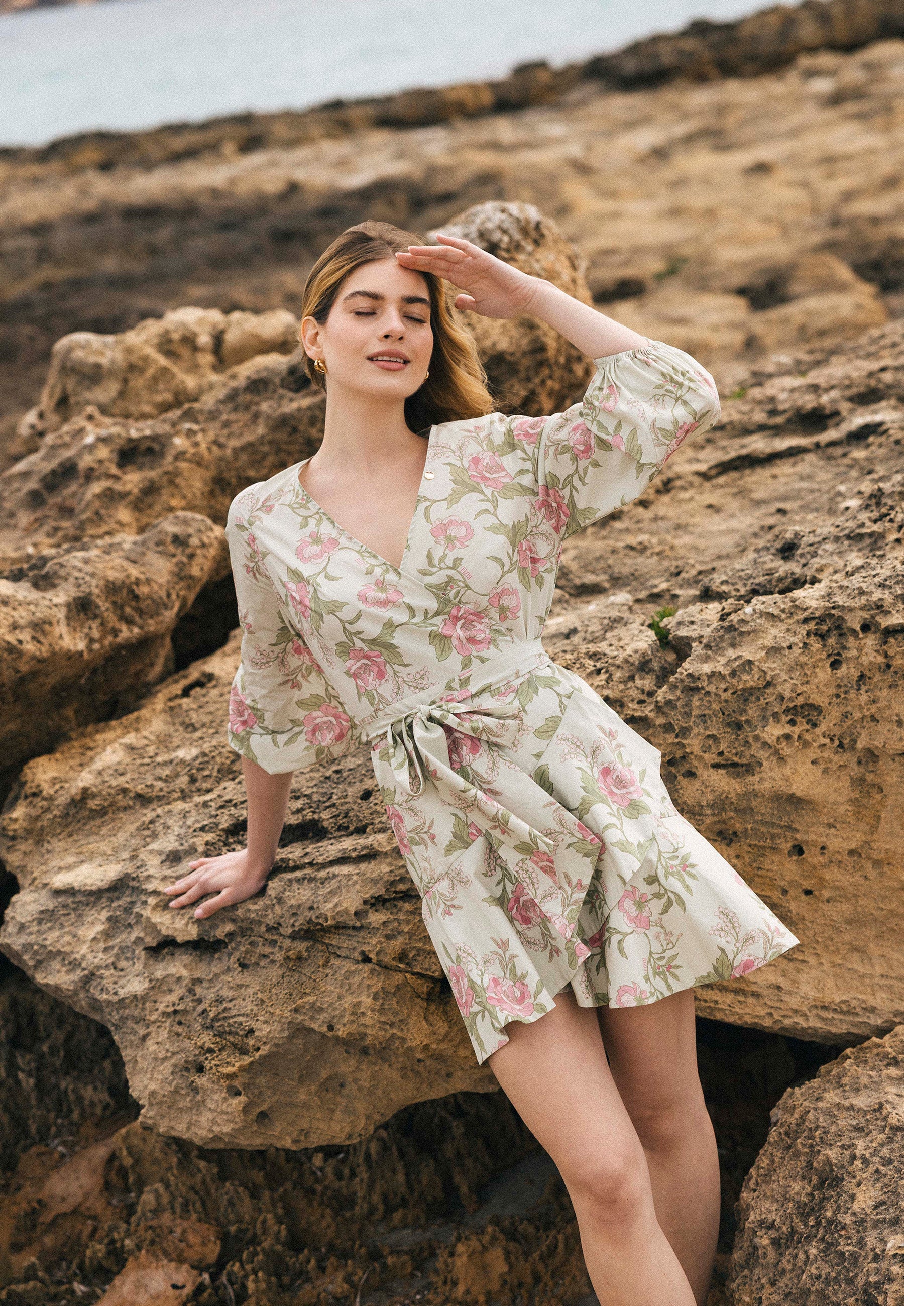 Kopertowa sukienka mini w autorski print AMBROSIA zielona