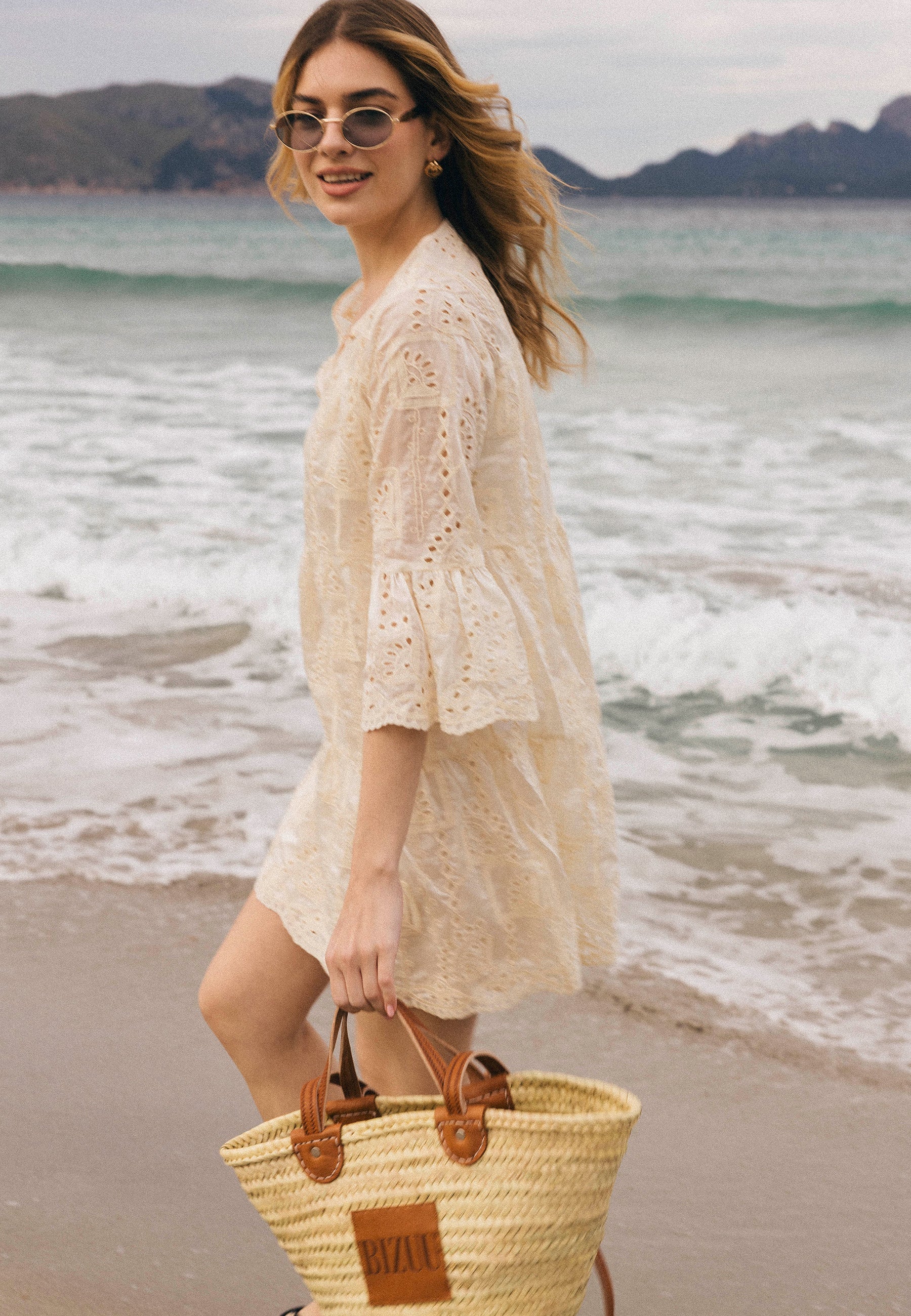 Kremowa sukienka mini z ozdobnym rękawem SANTIA