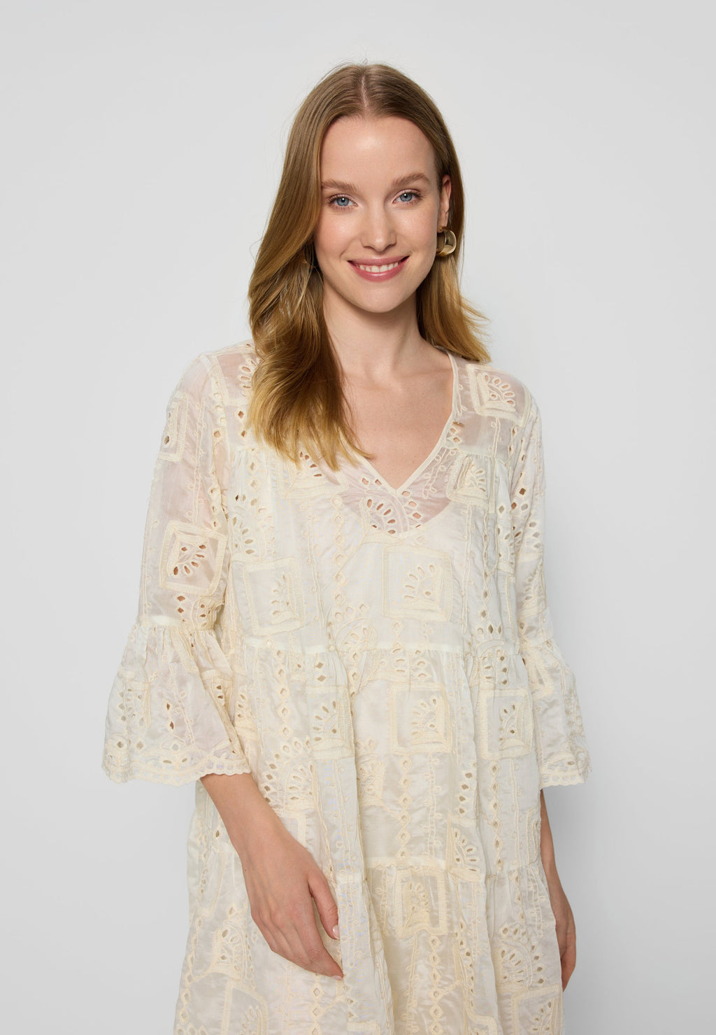 Kremowa sukienka mini z ozdobnym rękawem SANTIA