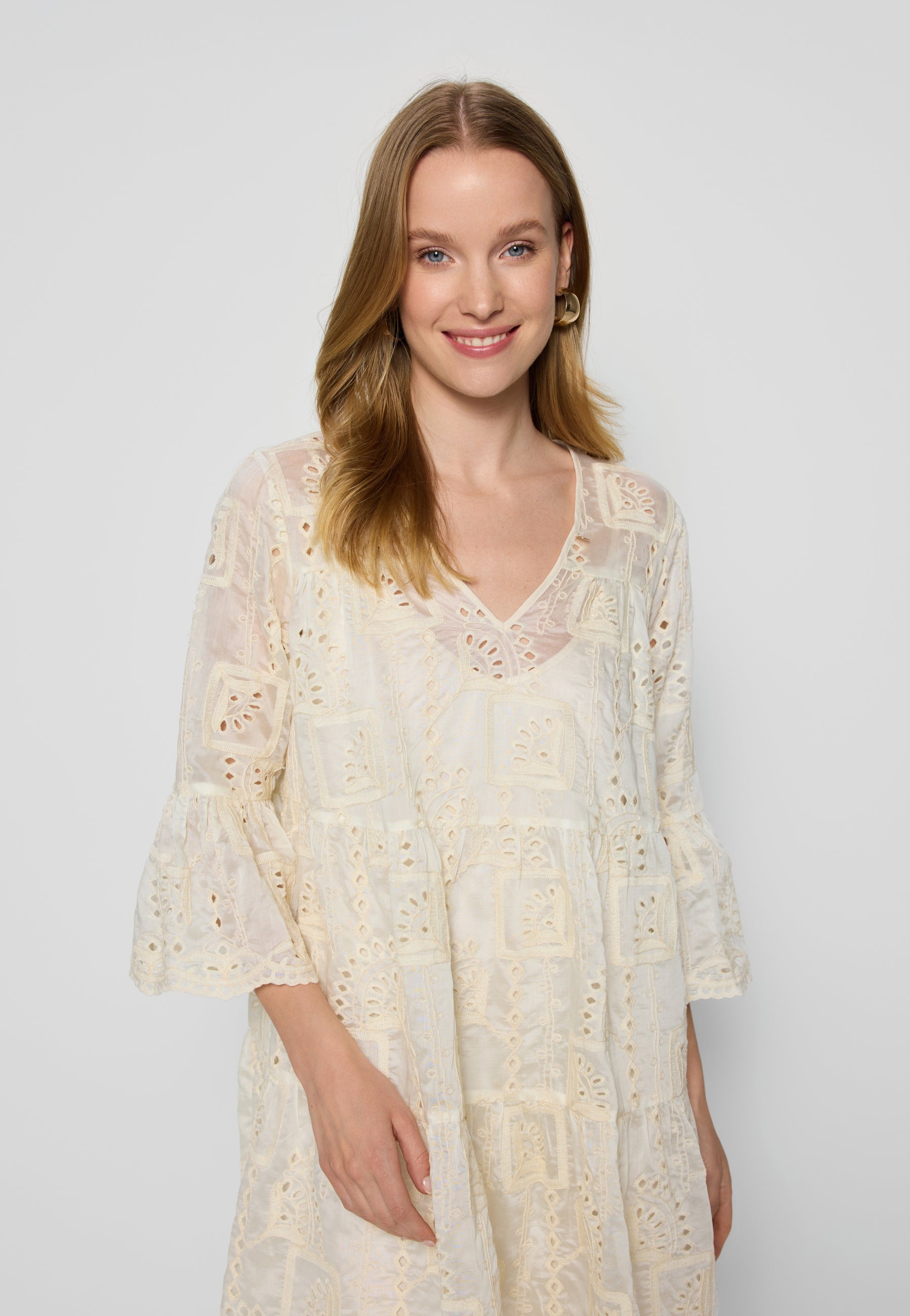 Kremowa sukienka mini z ozdobnym rękawem SANTIA