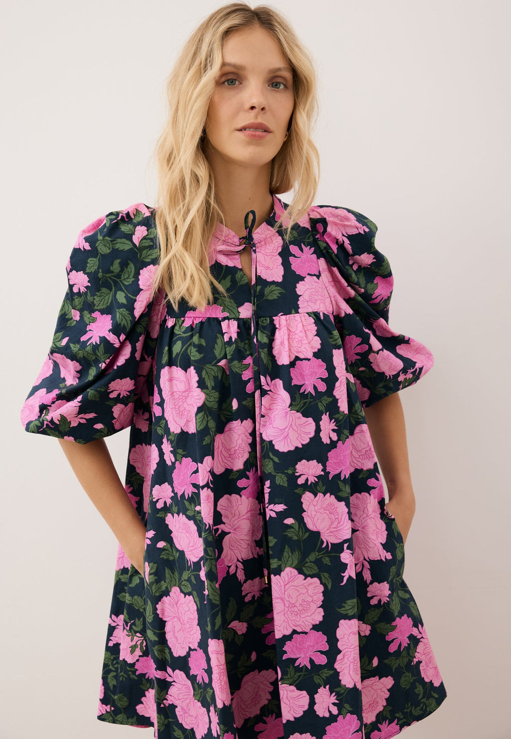 Mini sukienka z rozkloszowanym dołem AYOTE różowa