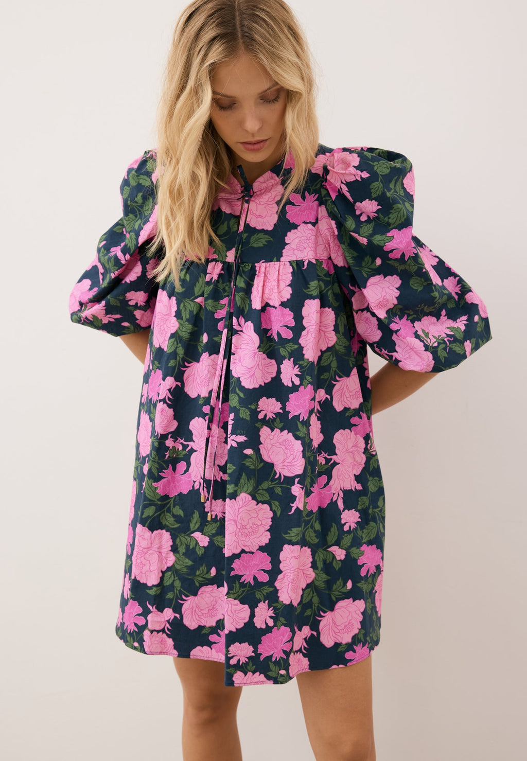 Mini sukienka z rozkloszowanym dołem AYOTE różowa