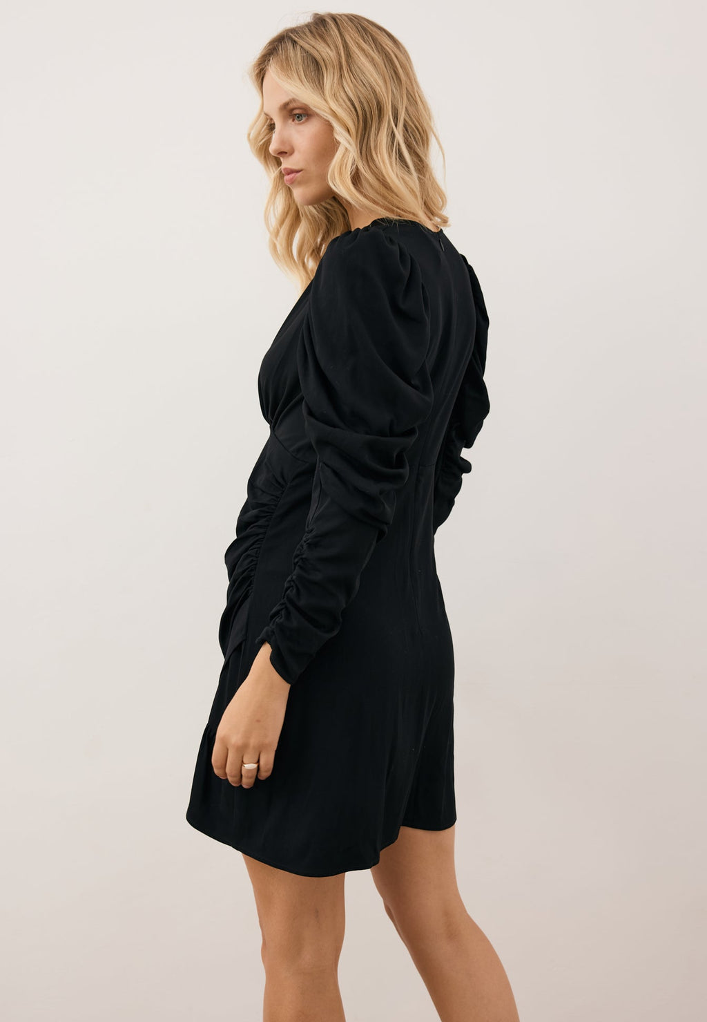 Czarna sukienka w ozdobnym marszczeniem LAZA