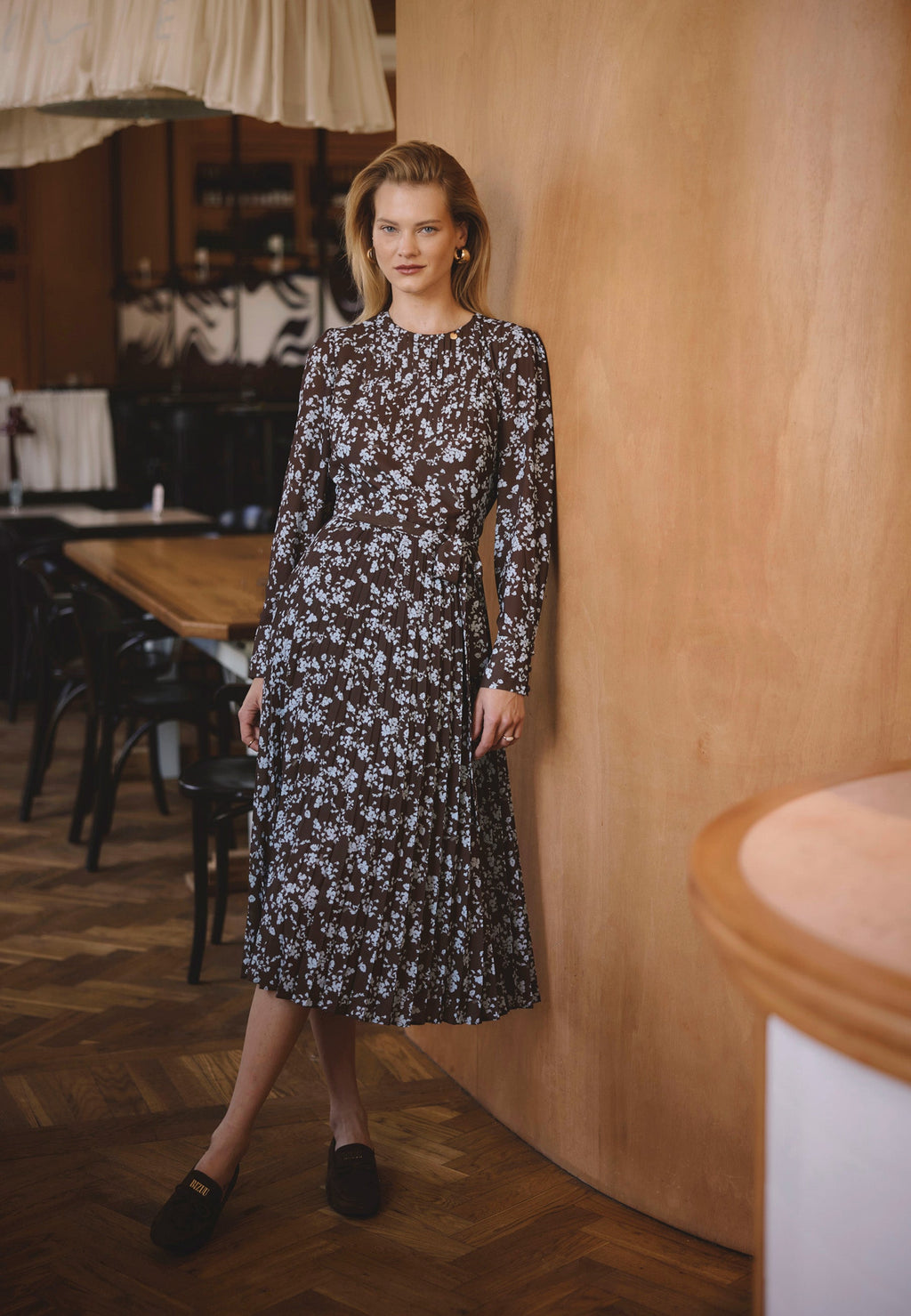 Midi sukienka z plisowanym dołem NYLA brązowa