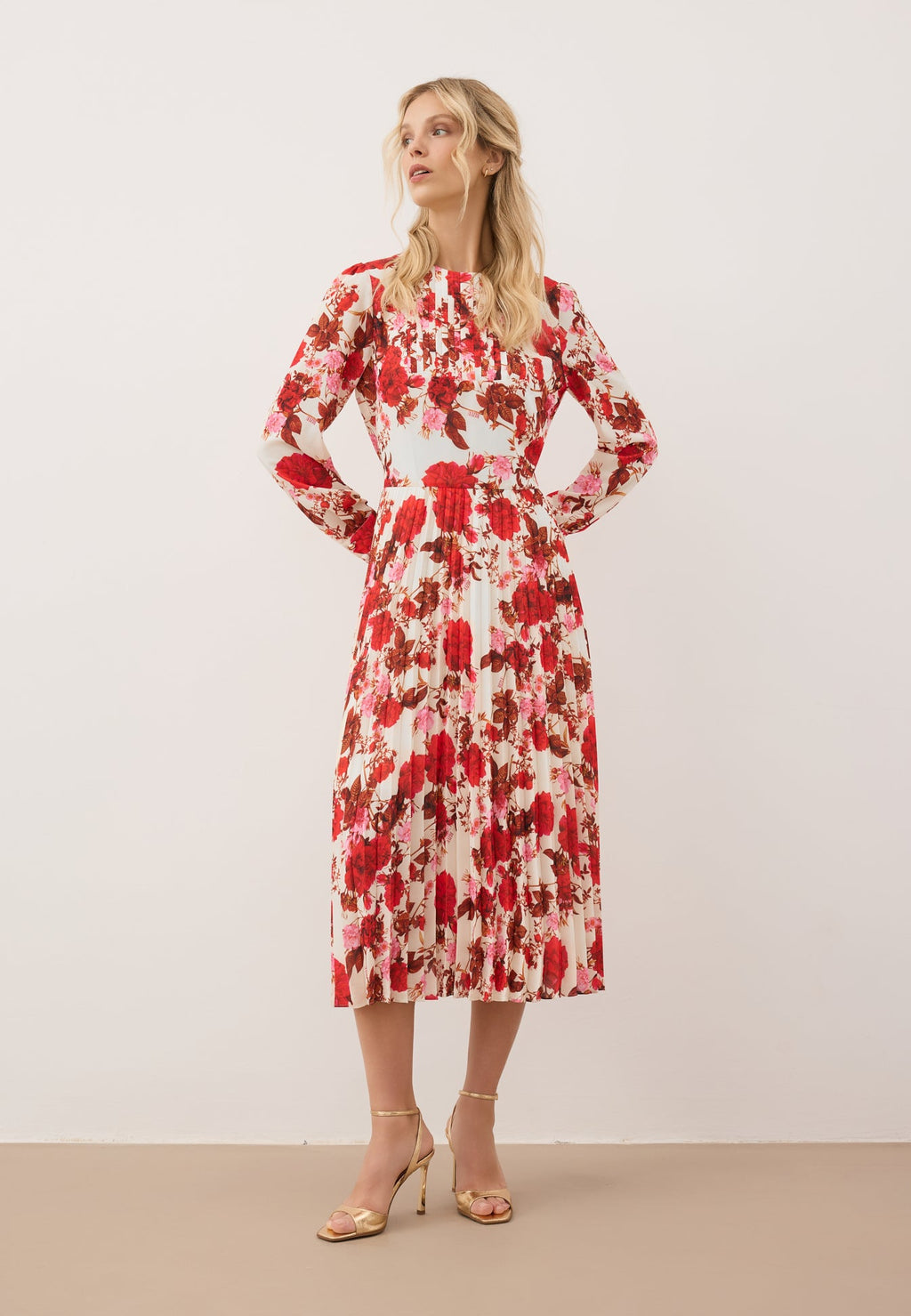 Midi sukienka z plisowanym dołem NYLA kremowy