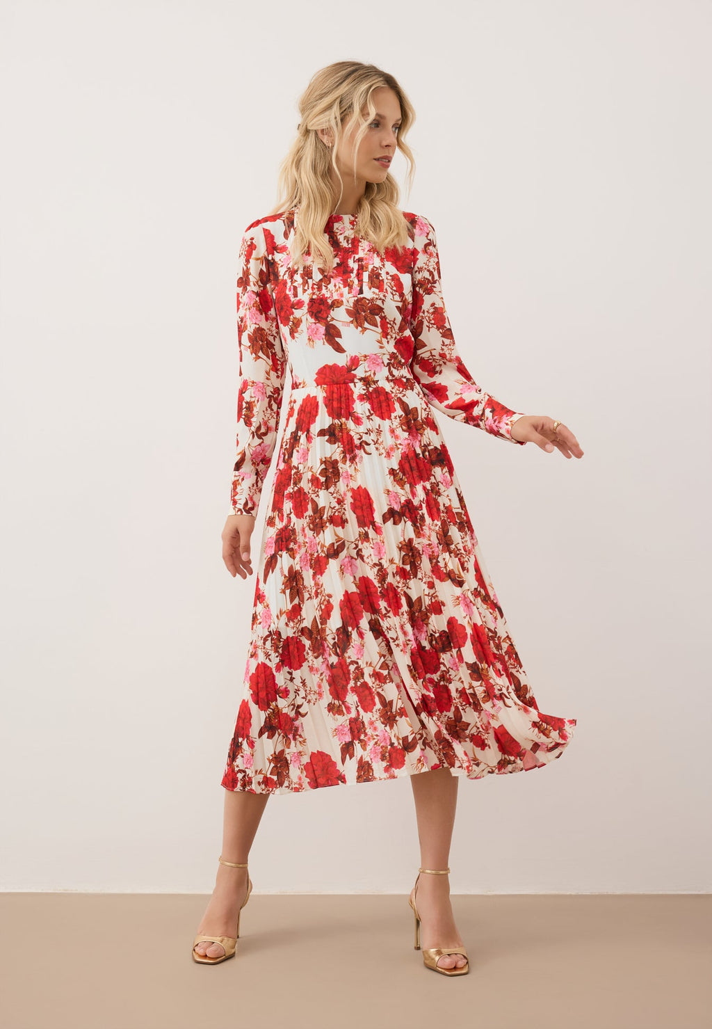 Midi sukienka z plisowanym dołem NYLA kremowy