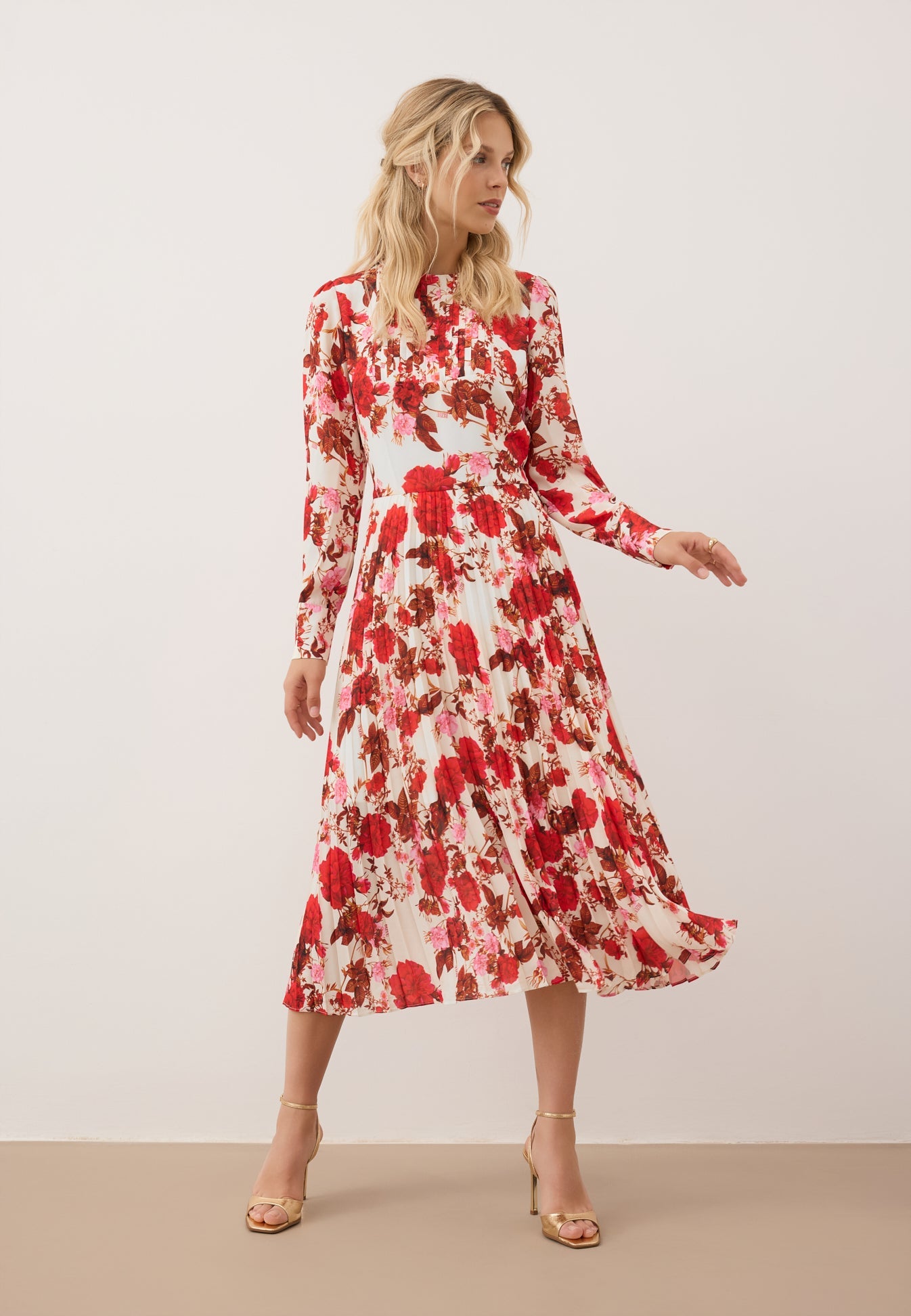 Midi sukienka z plisowanym dołem NYLA kremowy