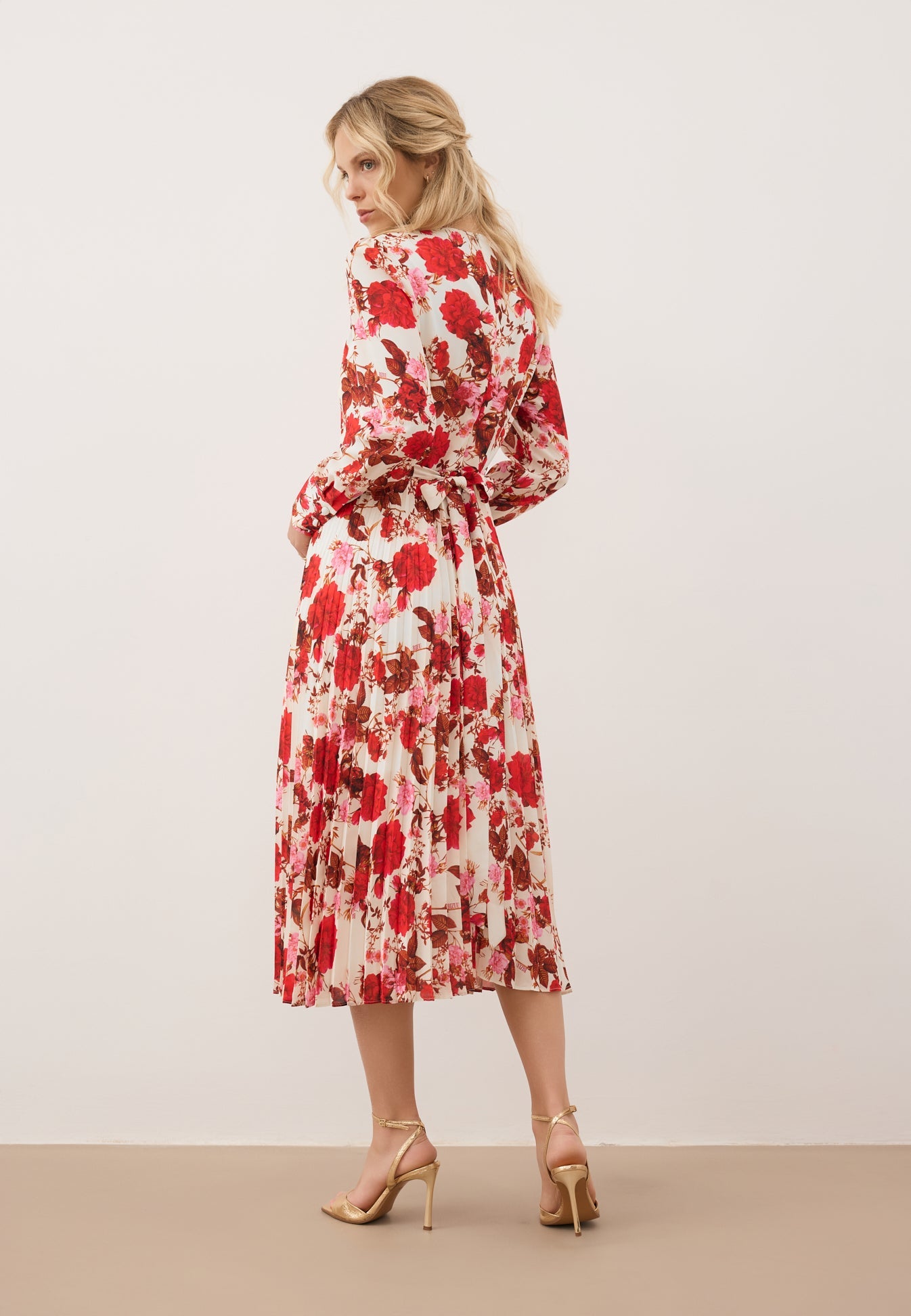 Midi sukienka z plisowanym dołem NYLA kremowy