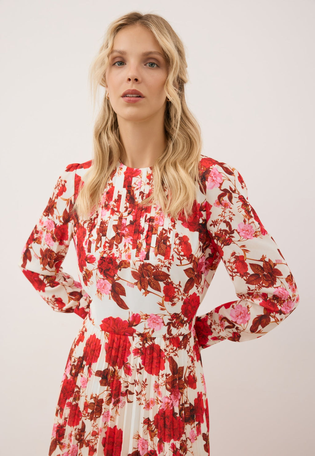 Midi sukienka z plisowanym dołem NYLA kremowy